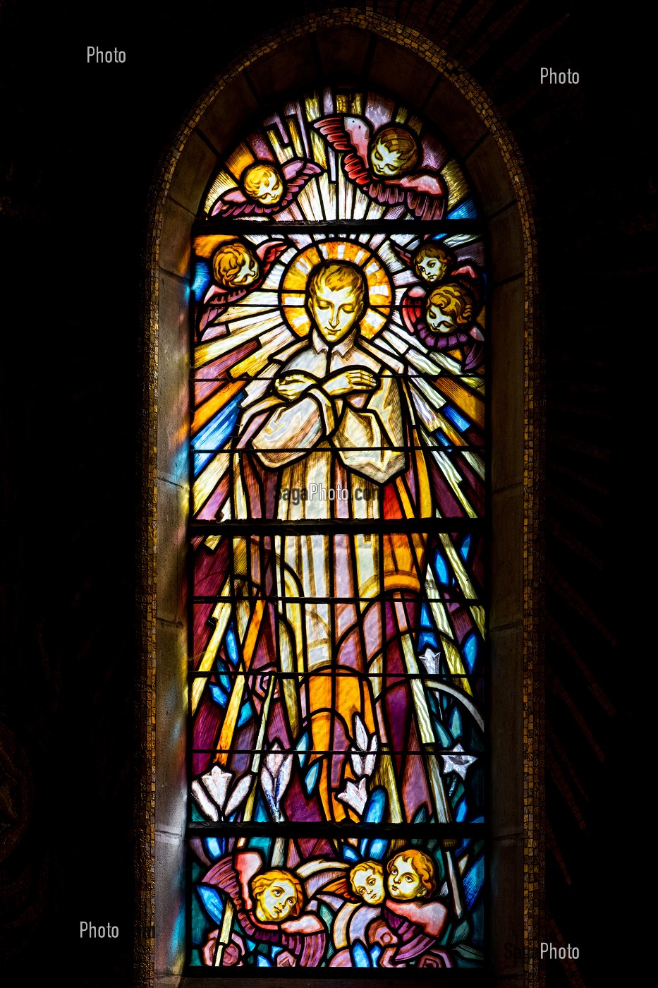 VITRAIL DU JESUS CHRIST ACCOMPAGNE DES ANGES, CHAPELLE JESUITE DE LA COLOMBIERE, PARAY-LE-MONIAL (71), FRANCE 