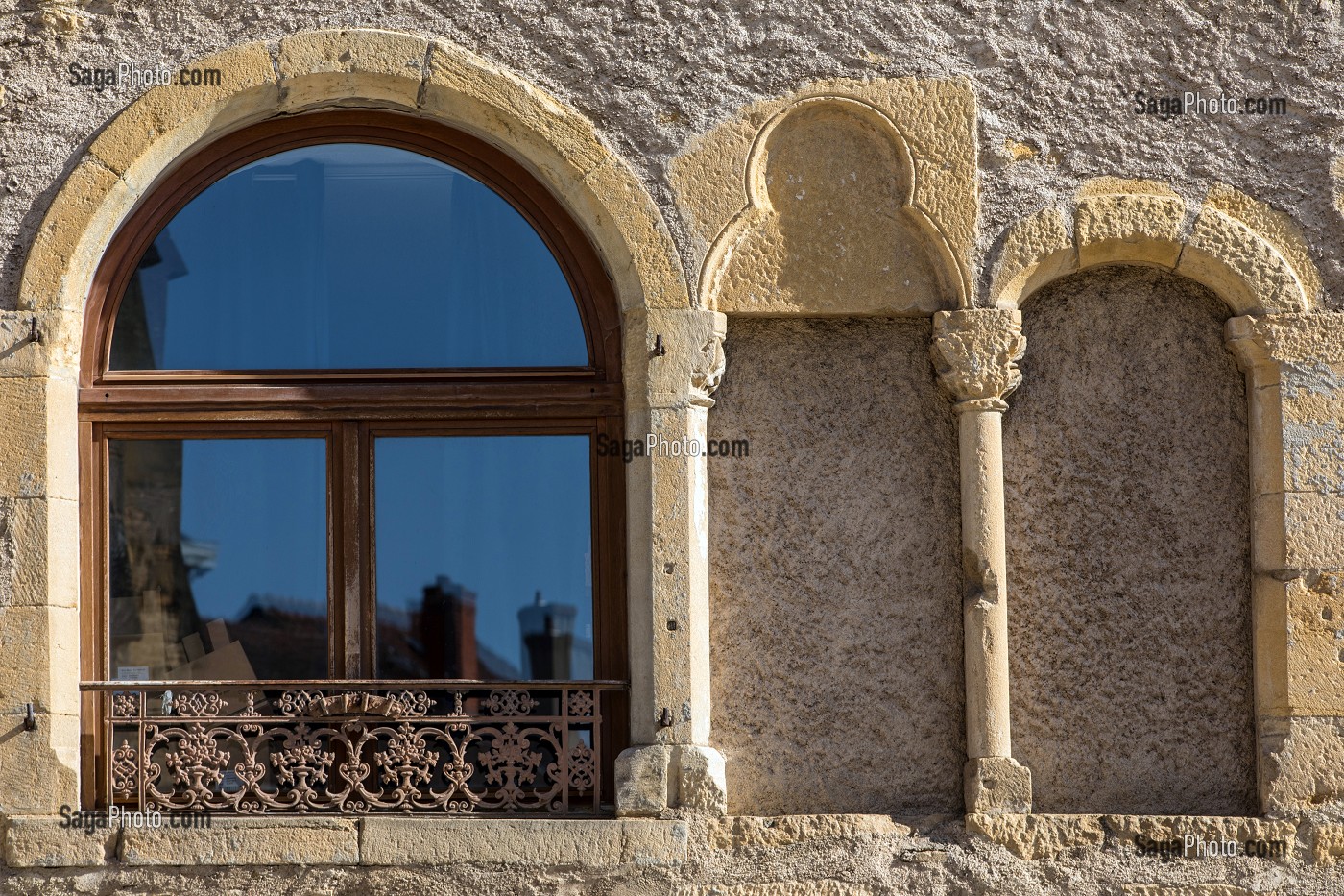 FENETRES ROMANES, PLACE DE L'HOTEL DE VILLE, PARAY-LE-MONIAL (71), FRANCE 