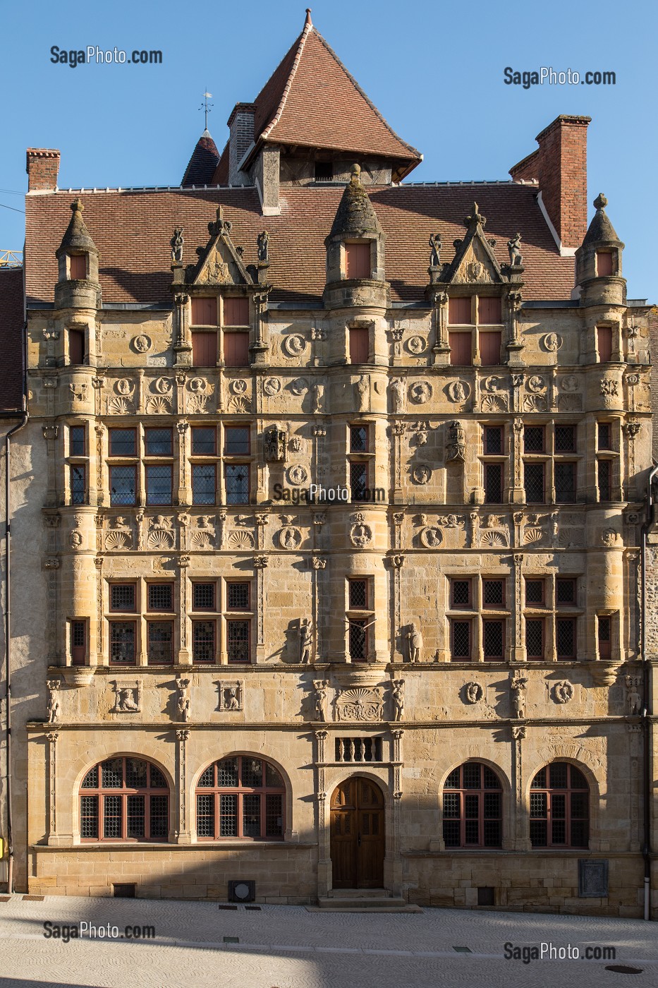 FACADE DE L'HOTEL DE VILLE, ANCIENNE MAISON DE PIERRE JAYET, STYLE RENAISSANCE DU XVI EME SIECLE, PARAY-LE-MONIAL (71), FRANCE 