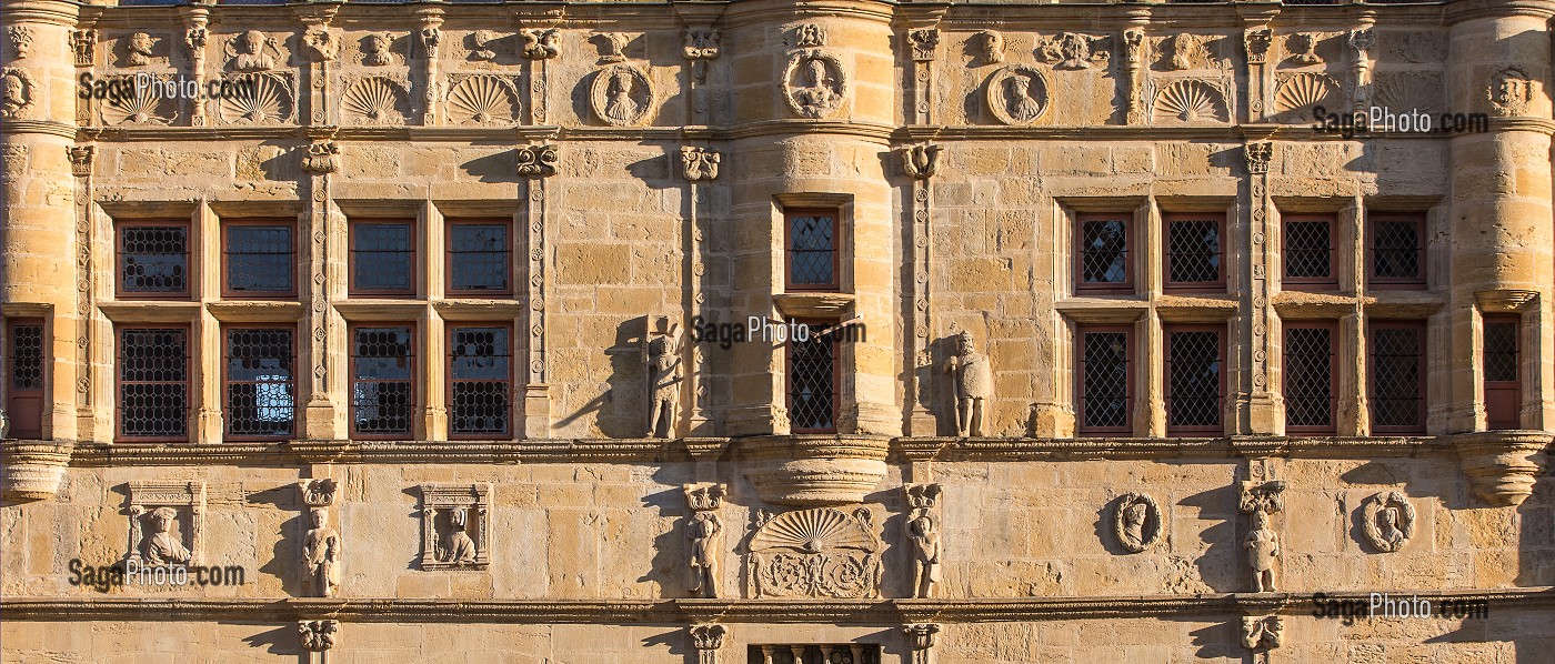 FACADE DE L'HOTEL DE VILLE, ANCIENNE MAISON DE PIERRE JAYET, STYLE RENAISSANCE DU XVI EME SIECLE, PARAY-LE-MONIAL (71), FRANCE 