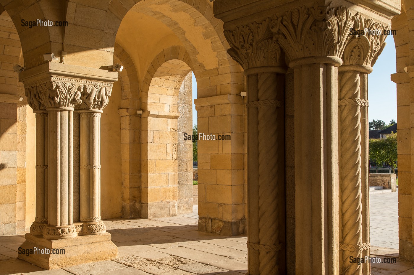 PILIERS CENTRAUX DU PORCHE D'ENTREE AVEC SES CHAPITEAUX ORNES DE PERSONNAGES SQUELETTIQUES ET DE DRAGONS, NARTHEX DE LA BASILIQUE DU SACRE COEUR, PARAY-LE-MONIAL (71), FRANCE 