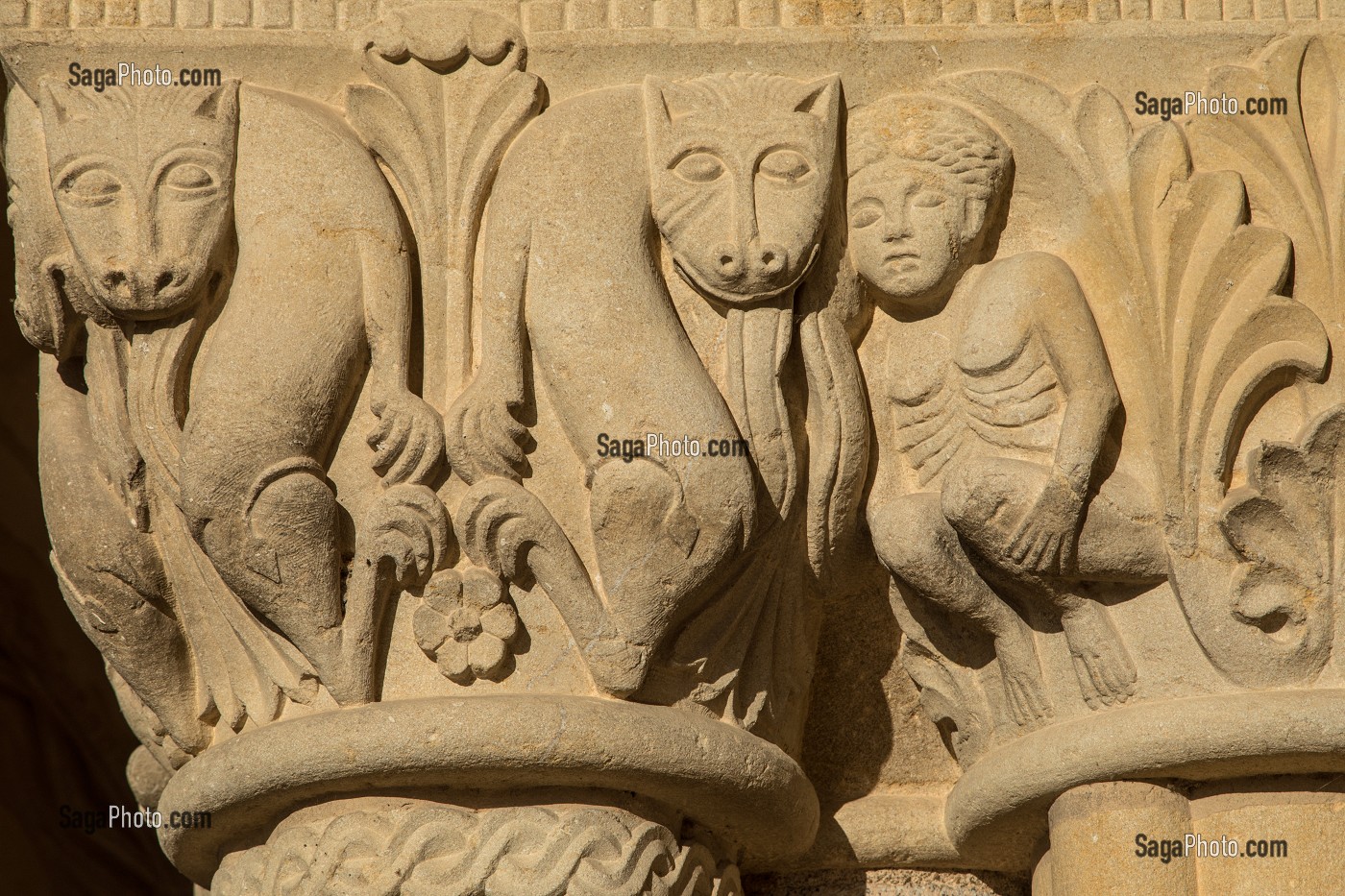 CHAPITEAUX ORNES DE PERSONNAGES SQUELETTIQUES ET DE DRAGONS DU PORCHE D'ENTREE, NARTHEX DE LA BASILIQUE DU SACRE COEUR, PARAY-LE-MONIAL (71), FRANCE 