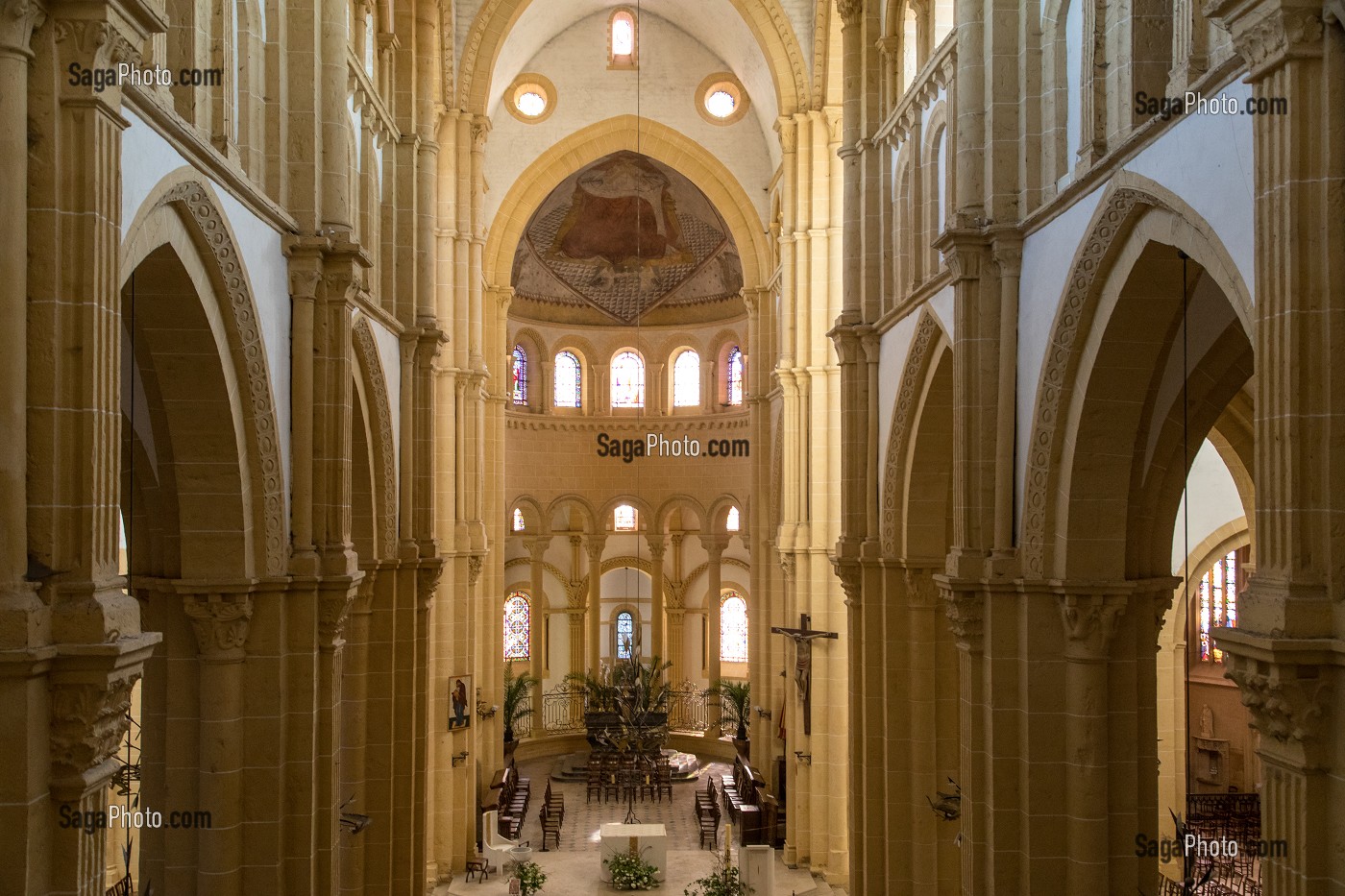 NEF CENTRALE, INTERIEUR DE LA BASILIQUE DU SACRE COEUR, PARAY-LE-MONIAL (71), FRANCE 