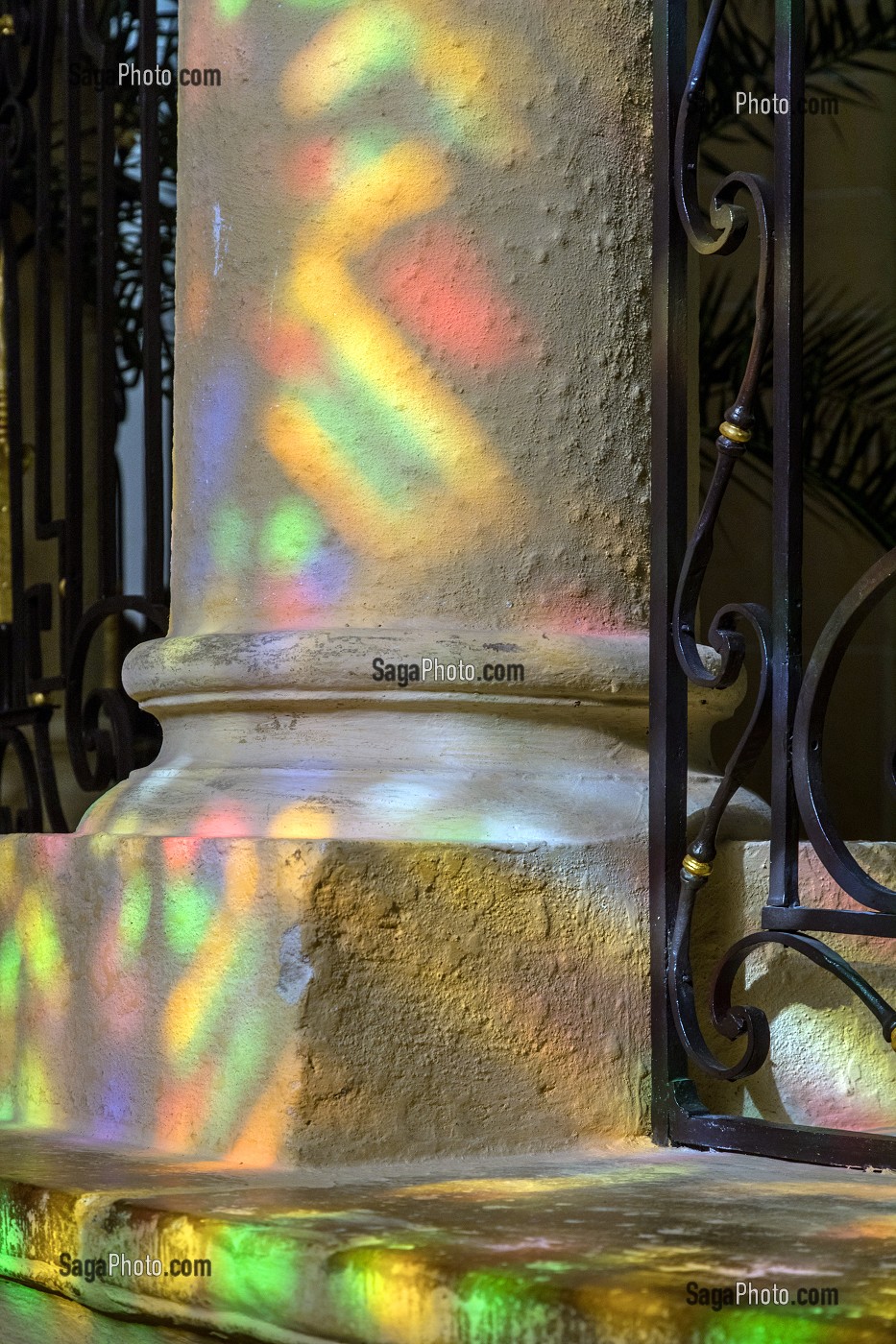 REFLET DES VITRAUX SUR UN PILIER DU DEAMBULATOIRE, BASILIQUE DU SACRE COEUR, PARAY-LE-MONIAL (71), FRANCE 