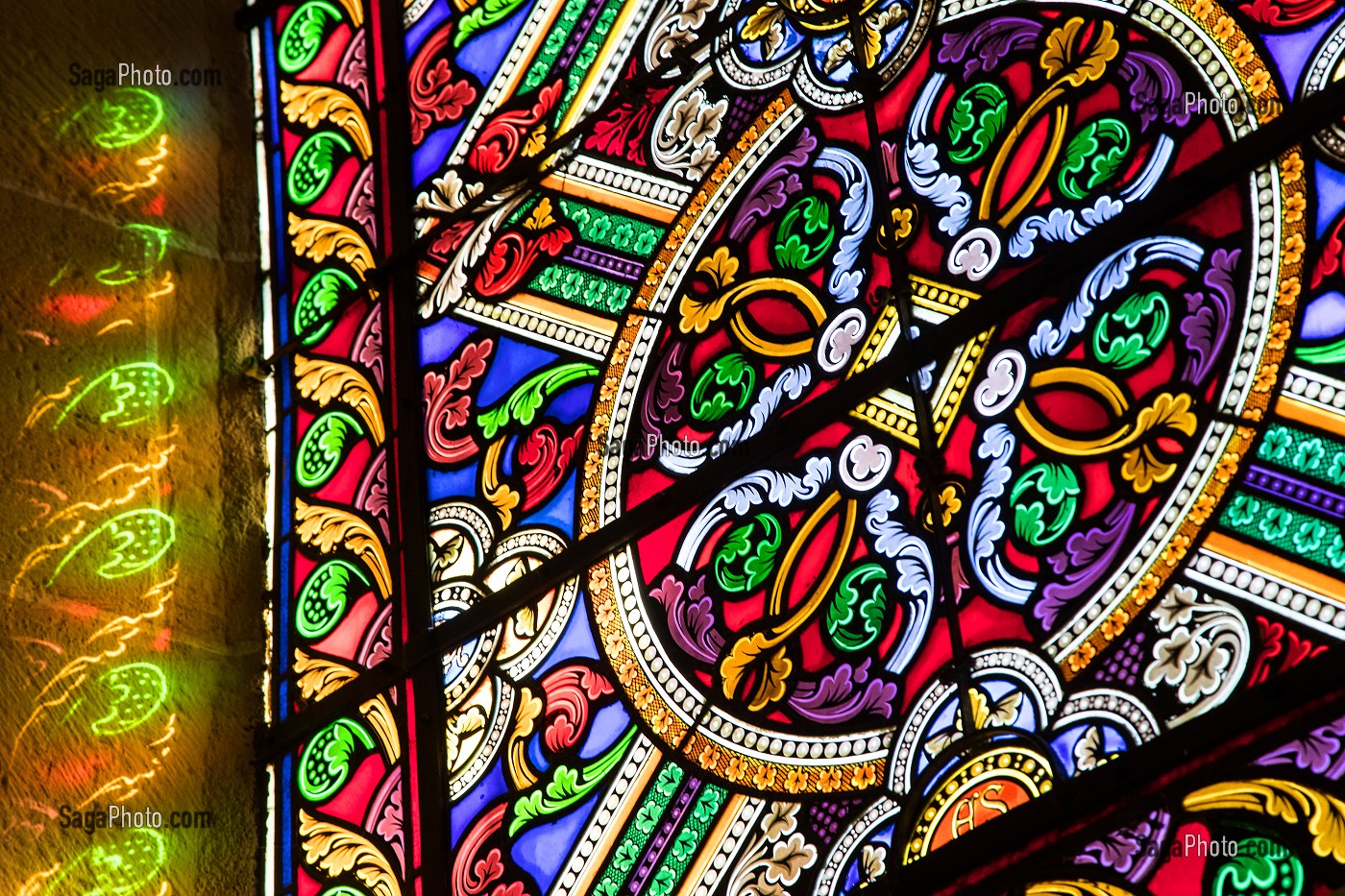 DETAIL DES LUMIERES D'UN VITRAIL CHAPELLE RAYONNANTE DE LA BASILIQUE DU SACRE COEUR, PARAY-LE-MONIAL (71), FRANCE 