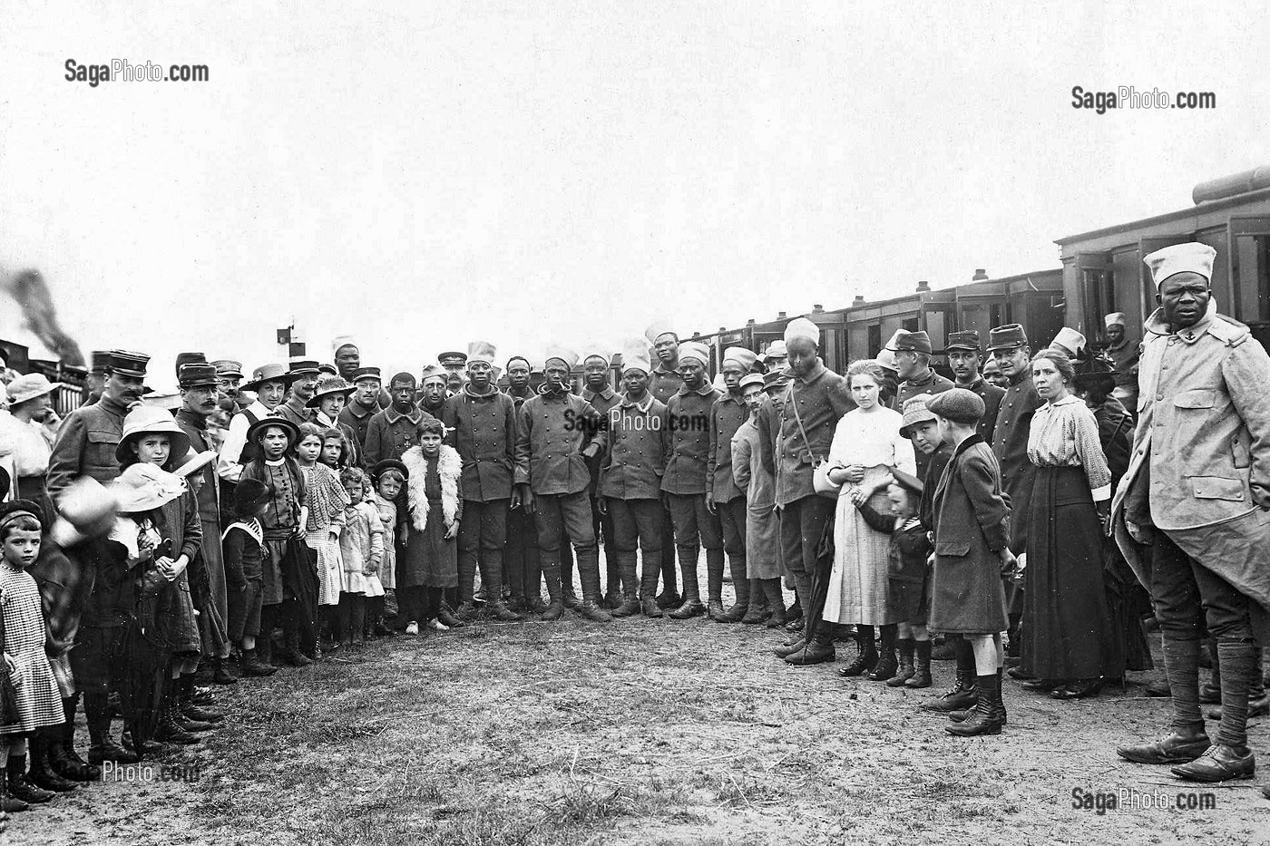 SOLDATS TIRAILLEURS SENEGALAIS DEVANT LE TRAIN A LA GARE PENDANT LA PREMIERE GUERRE MONDIALE, CARTE POSTALE ANCIENNE, PARAY-LE-MONIAL (71), FRANCE 
