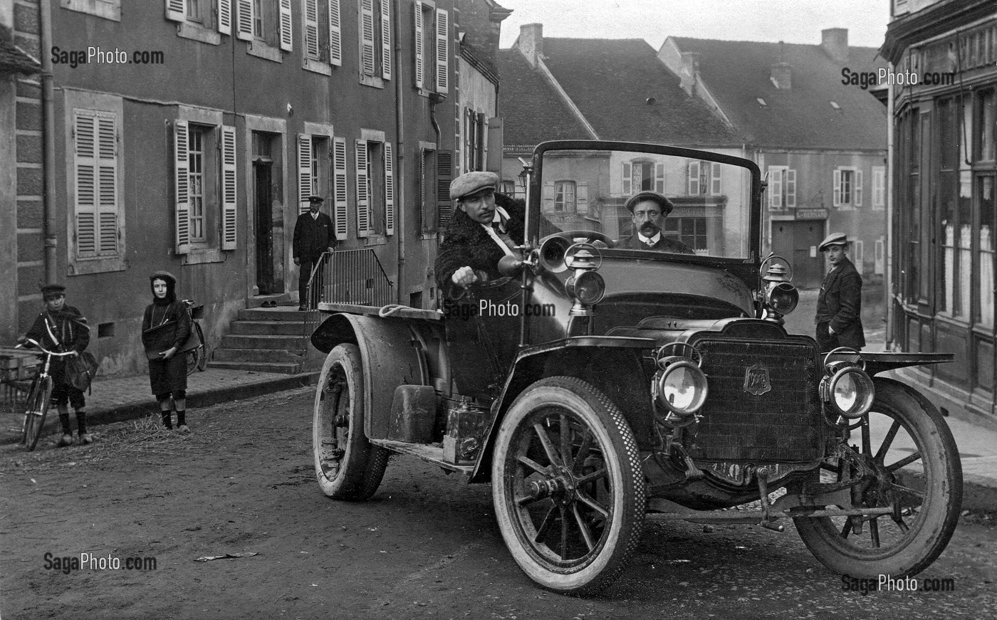 VOITURE CLAUDE BAILLY, RUE DE LA REPUBLIQUE, CARTE POSTALE ANCIENNE, PARAY-LE-MONIAL (71), FRANCE 