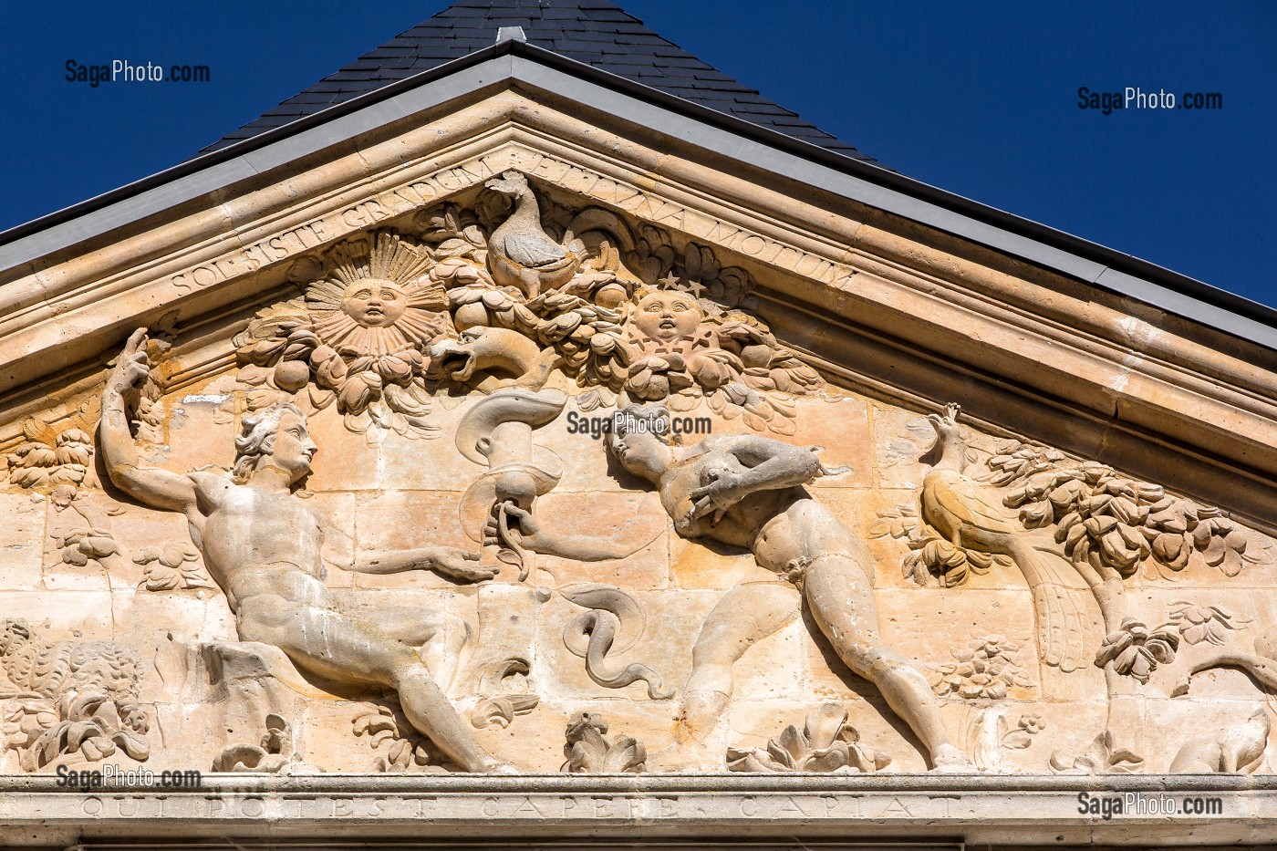 TYMPAN DU FRONTON EVOQUANT LA LUXURE AVEC LA CORNE D'ABONDANCE, CHATEAU DE PINTERVILLE (27), FRANCE 