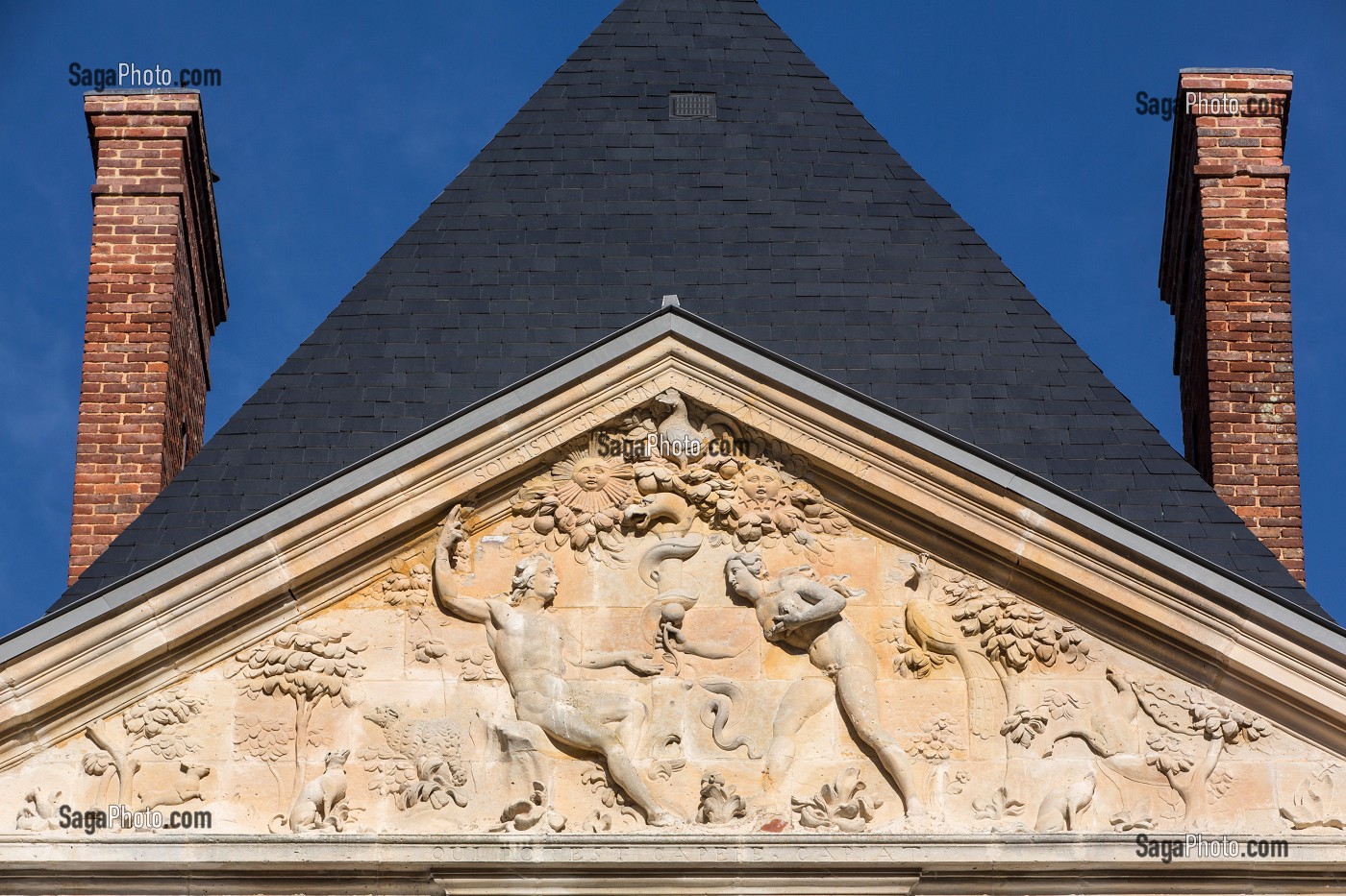 TYMPAN DU FRONTON EVOQUANT LA LUXURE AVEC LA CORNE D'ABONDANCE, CHATEAU DE PINTERVILLE (27), FRANCE 