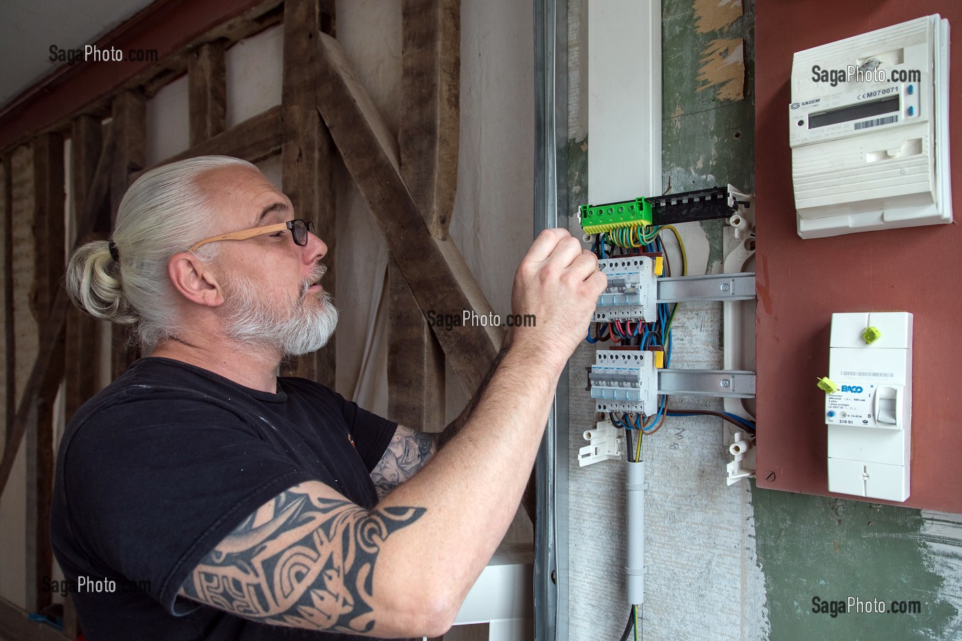 OUVRIER POUR L'INSTALLATION D'UN TABLEAU ELECTRIQUE, TRAVAUX D'AMENAGEMENT INTERIEUR 