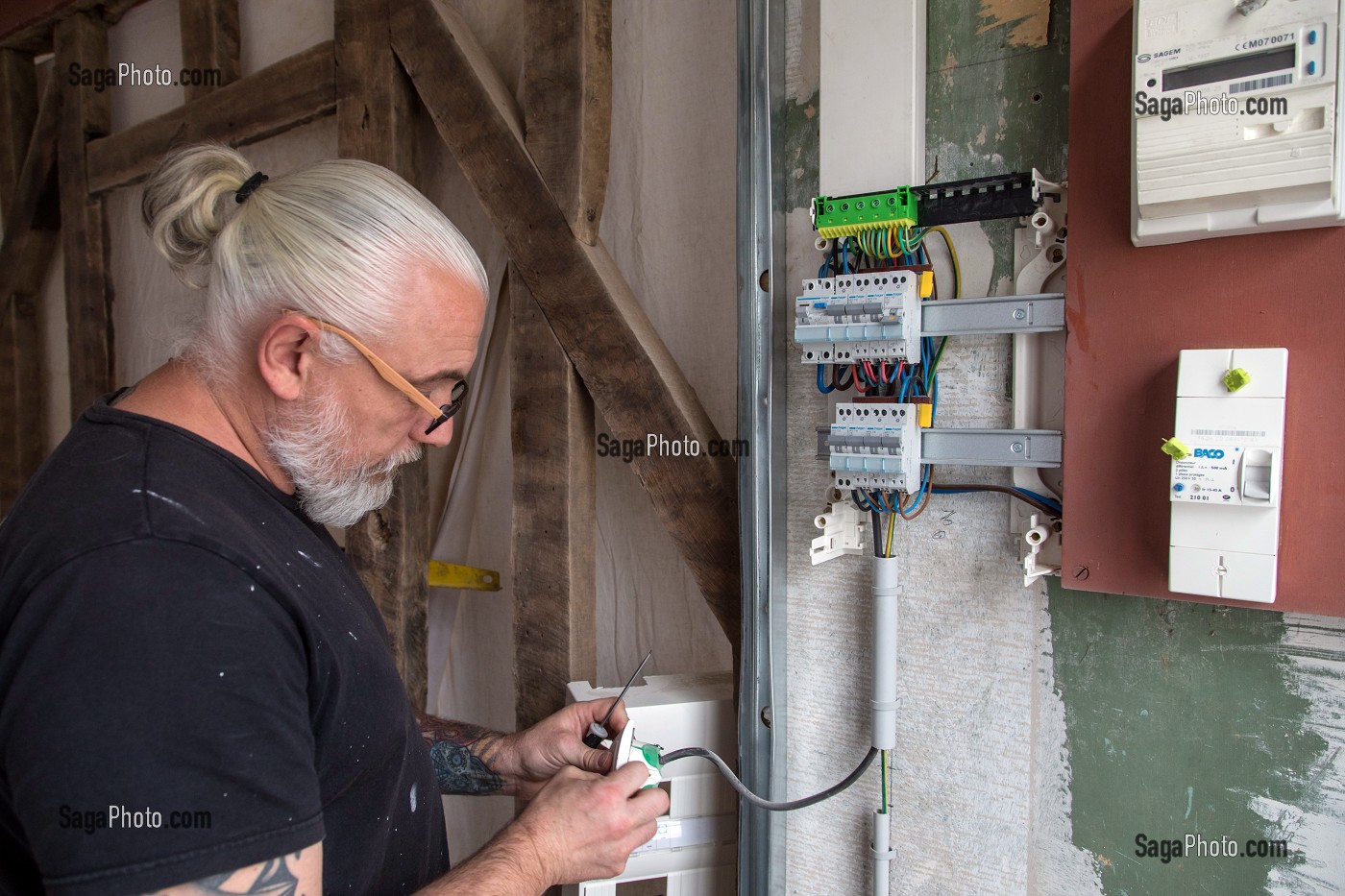 OUVRIER POUR L'INSTALLATION D'UN TABLEAU ELECTRIQUE, TRAVAUX D'AMENAGEMENT INTERIEUR 