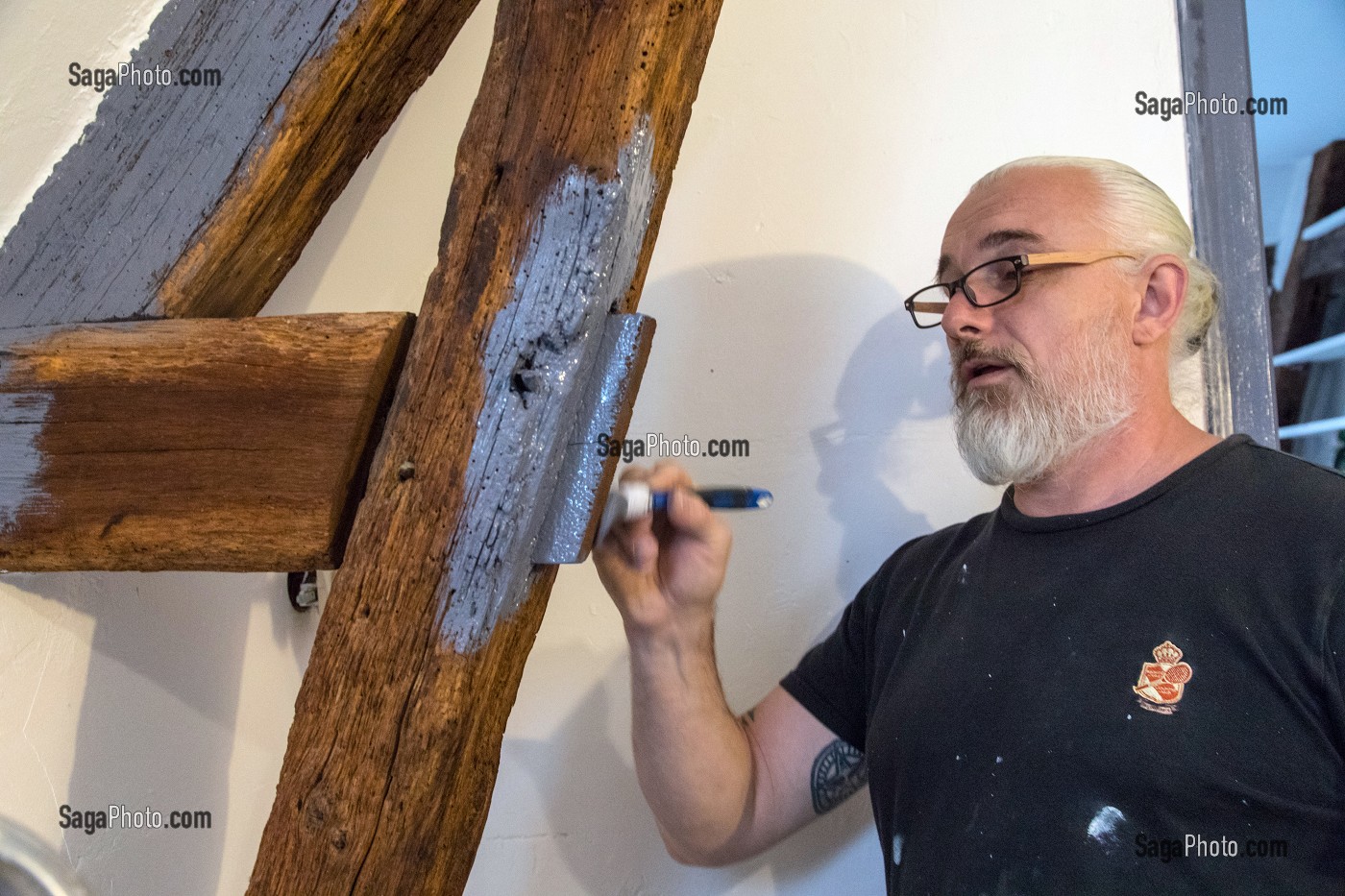 OUVRIER EN BATIMENT SUR UN CHANTIER DE PEINTURE, TRAVAUX D'AMENAGEMENT INTERIEUR, RENOVATION D'UNE MAISON 