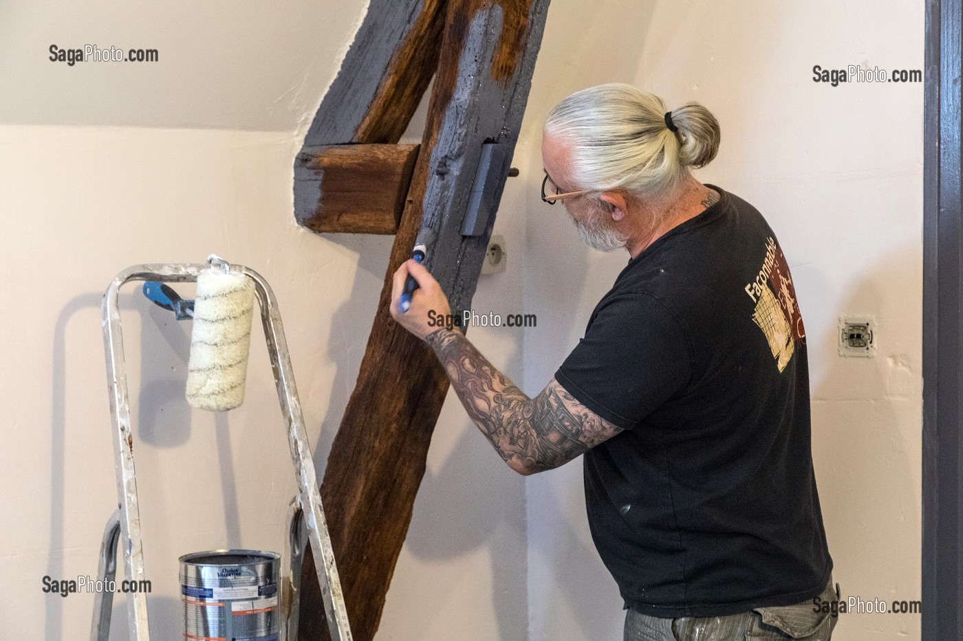 OUVRIER EN BATIMENT SUR UN CHANTIER DE PEINTURE, TRAVAUX D'AMENAGEMENT INTERIEUR, RENOVATION D'UNE MAISON 