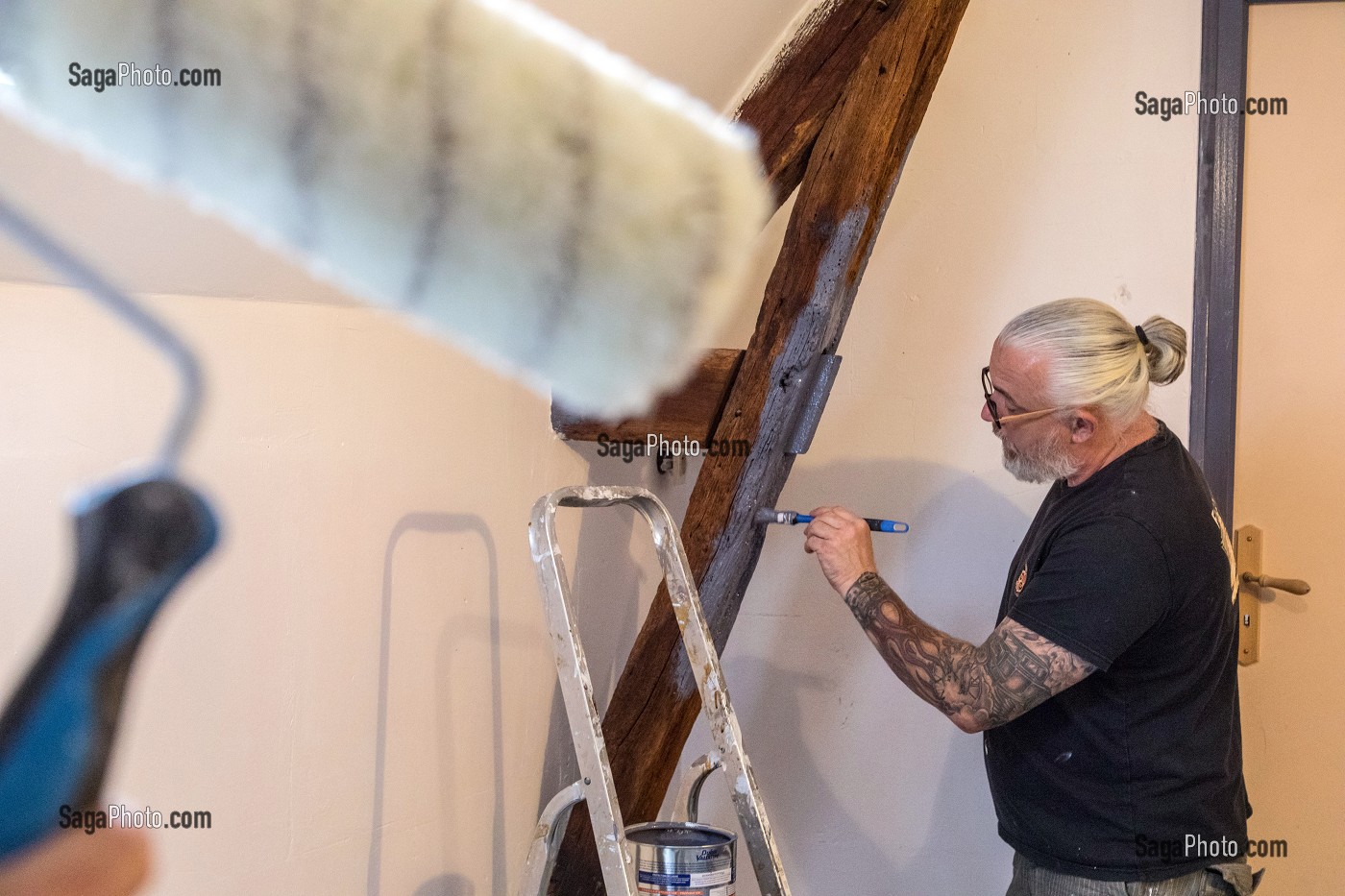 OUVRIER EN BATIMENT SUR UN CHANTIER DE PEINTURE, TRAVAUX D'AMENAGEMENT INTERIEUR, RENOVATION D'UNE MAISON 