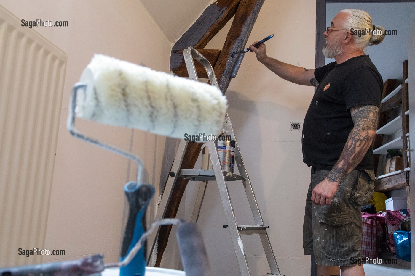 OUVRIER EN BATIMENT SUR UN CHANTIER DE PEINTURE, TRAVAUX D'AMENAGEMENT INTERIEUR, RENOVATION D'UNE MAISON 