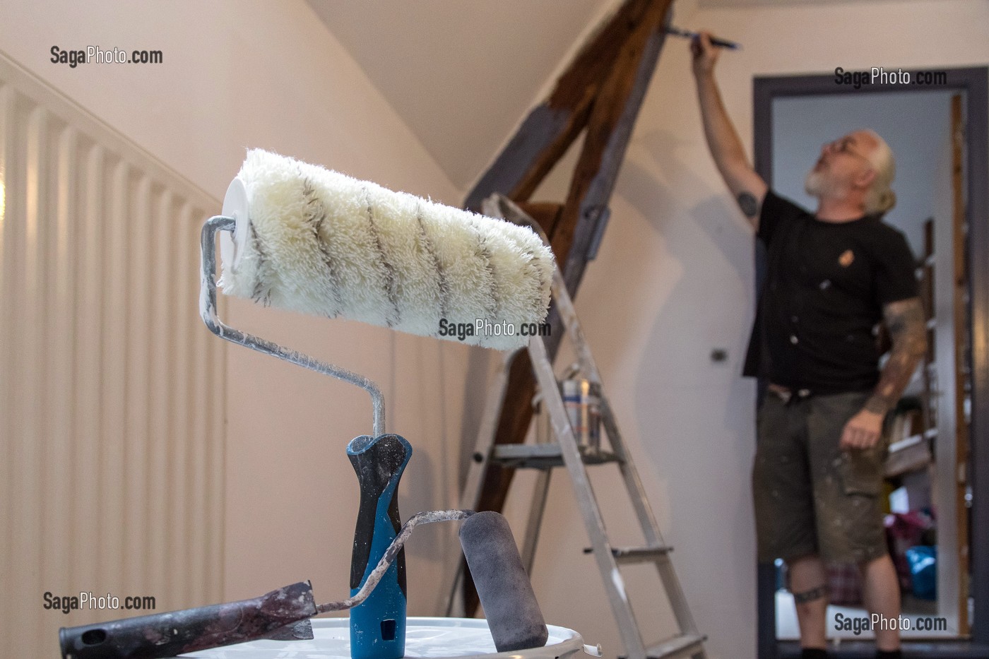 OUVRIER EN BATIMENT SUR UN CHANTIER DE PEINTURE, TRAVAUX D'AMENAGEMENT INTERIEUR, RENOVATION D'UNE MAISON 