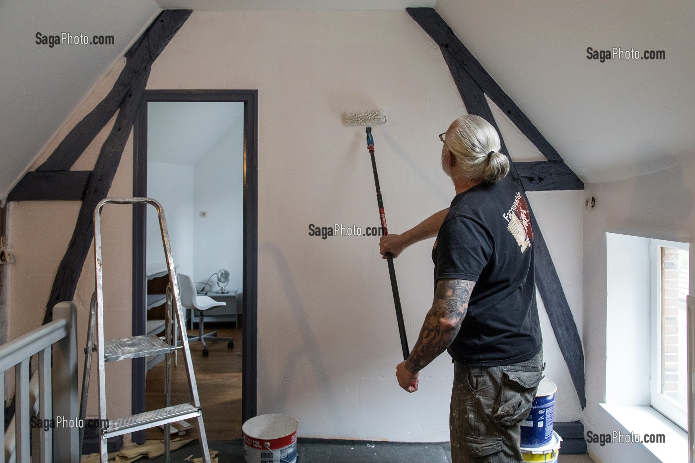 OUVRIER EN BATIMENT SUR UN CHANTIER DE PEINTURE, TRAVAUX D'AMENAGEMENT INTERIEUR, RENOVATION D'UNE MAISON 