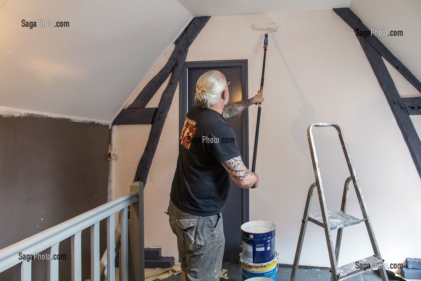 OUVRIER EN BATIMENT SUR UN CHANTIER DE PEINTURE, TRAVAUX D'AMENAGEMENT INTERIEUR, RENOVATION D'UNE MAISON 