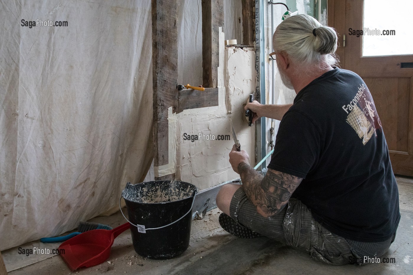 OUVRIER SUR UN CHANTIER DE RESTAURATION, (COLLE, CIMENT, MAP), TRAVAUX D'AMENAGEMENT INTERIEUR, RENOVATION D'UNE MAISON 