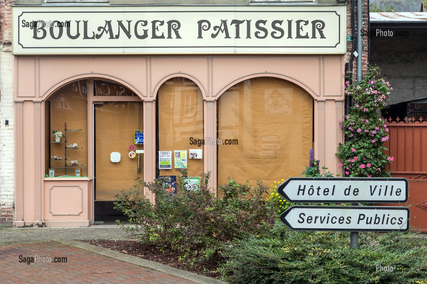 FLEURISTE FERME, COMMERCES FERMES EN CENTRE-VILLE DE RUGLES (27), FRANCE 