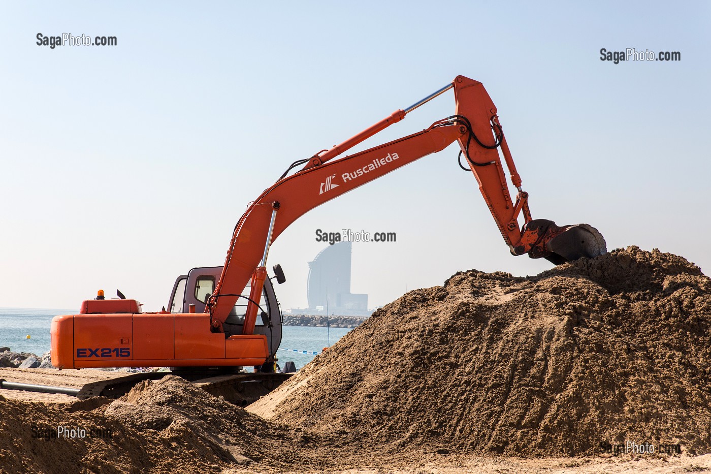 GRUE POUR TRAVAUX D'AMENAGEMENT DE LA PLAGE ET LA MARINA, PASSEIG MARITIM DE LA BARCELONETA, BARCELONE, CATALOGNE, ESPAGNE 
