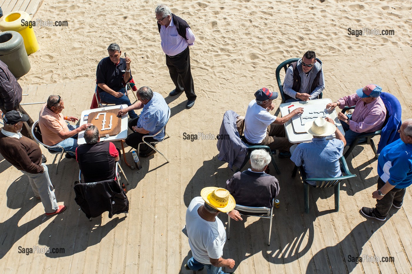 JEUX DE DOMINOS ENTRE HOMMES A LA RETRAITE SUR LA PLACE, SCENE DE VIE LOCALE, PASSEIG MARITIM DE LA BARCELONETA, BARCELONE, CATALOGNE, ESPAGNE 