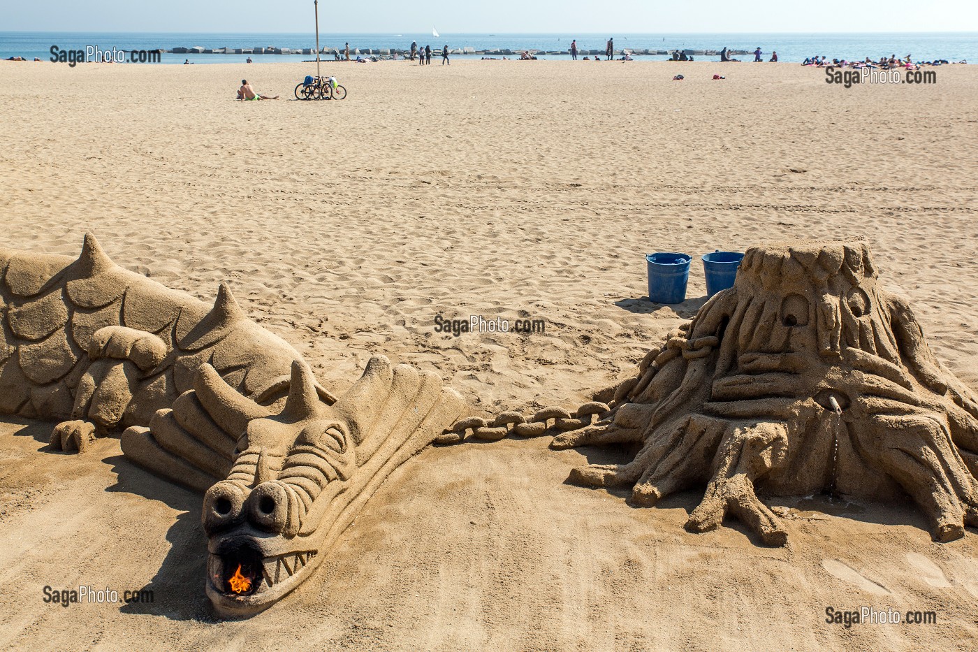 DRAGON EN FEU, SCULPTURE SUR SABLE SUR LA PLAGE, PASSEIG MARITIM DE LA BARCELONETA, BARCELONE, CATALOGNE, ESPAGNE 