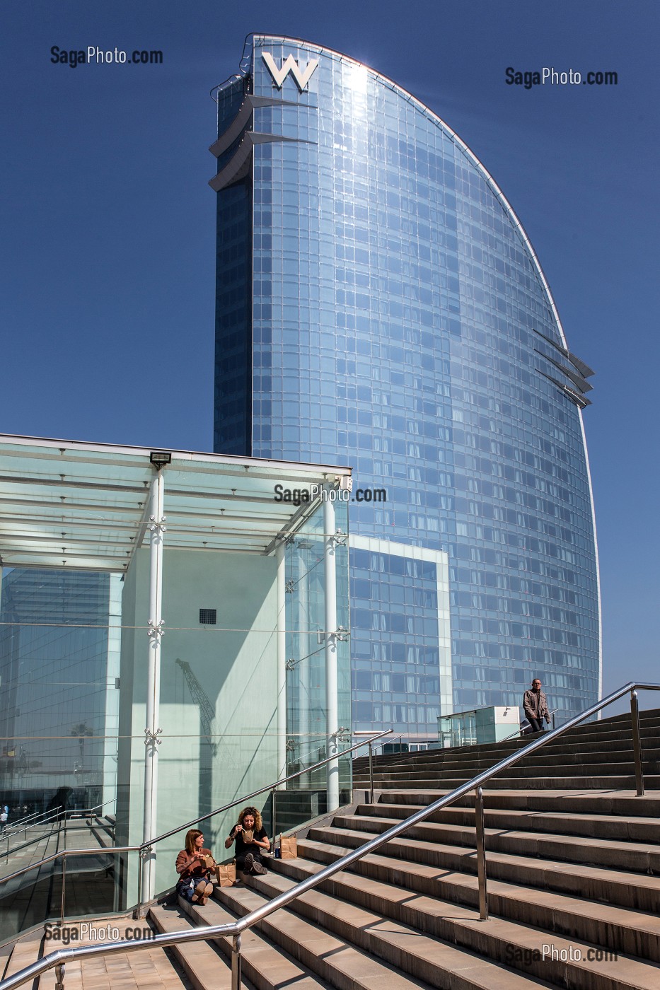 IMMEUBLE EN FORME DE VOILE, PLACA DE LA ROSA DELS VENTS (PLACE DE LA ROSE DES VENTS), BARCELONE, CATALOGNE, ESPAGNE 