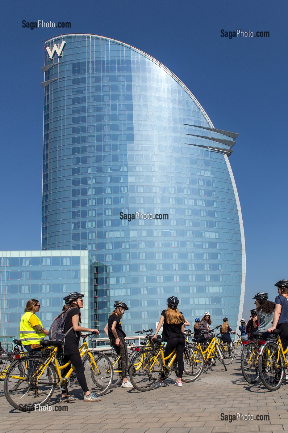 BALADE EN VELOS DE LOCATION, IMMEUBLE EN FORME DE VOILE, PLACA DE LA ROSA DELS VENTS (PLACE DE LA ROSE DES VENTS), BARCELONE, CATALOGNE, ESPAGNE 