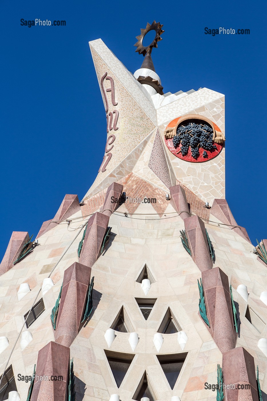 PINACLE EN MOSAIQUE REPRESENTANT DES FRUITS (GRAPPE DE RAISINS), FLECHES DE LA BASILIQUE, TEMPLE EXPIATORI DE LA SAGRADA FAMILIA, BARCELONE, CATALOGNE, ESPAGNE 