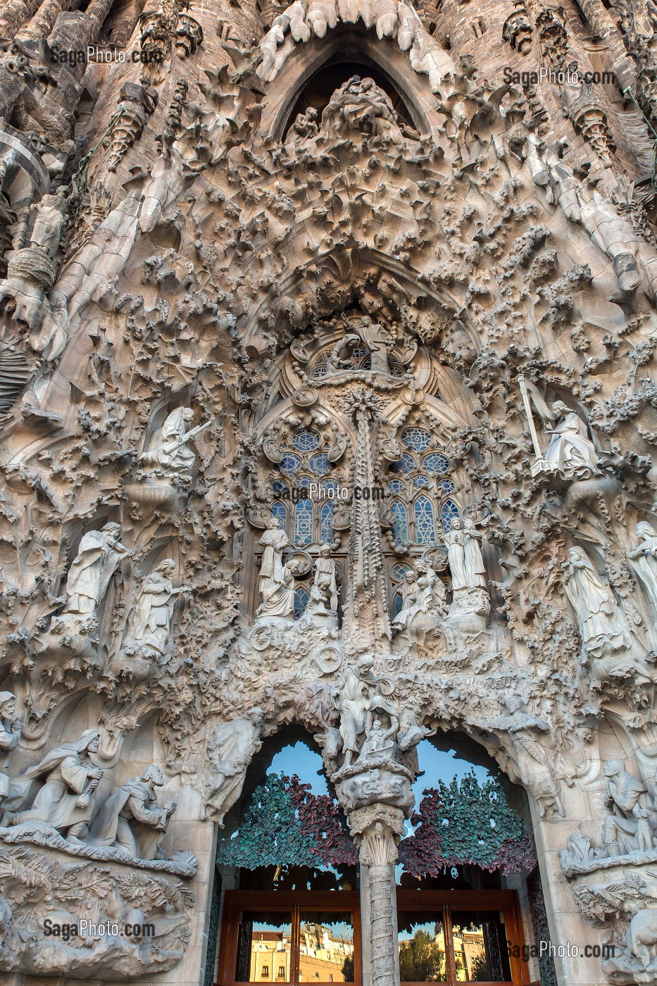 PORTE DE LA CHARITE REPRESENTANT LA VISITATION, BASILIQUE LA SAGRADA FAMILIA, TEMPLE EXPIATORI, BARCELONE, CATALOGNE, ESPAGNE 