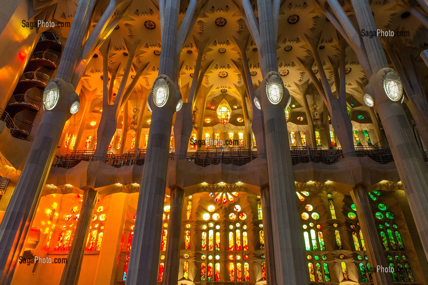 VITRAUX INTERIEURS DE LA NEF LATERALE, BASILIQUE LA SAGRADA FAMILIA, TEMPLE EXPIATORI, BARCELONE, CATALOGNE, ESPAGNE 