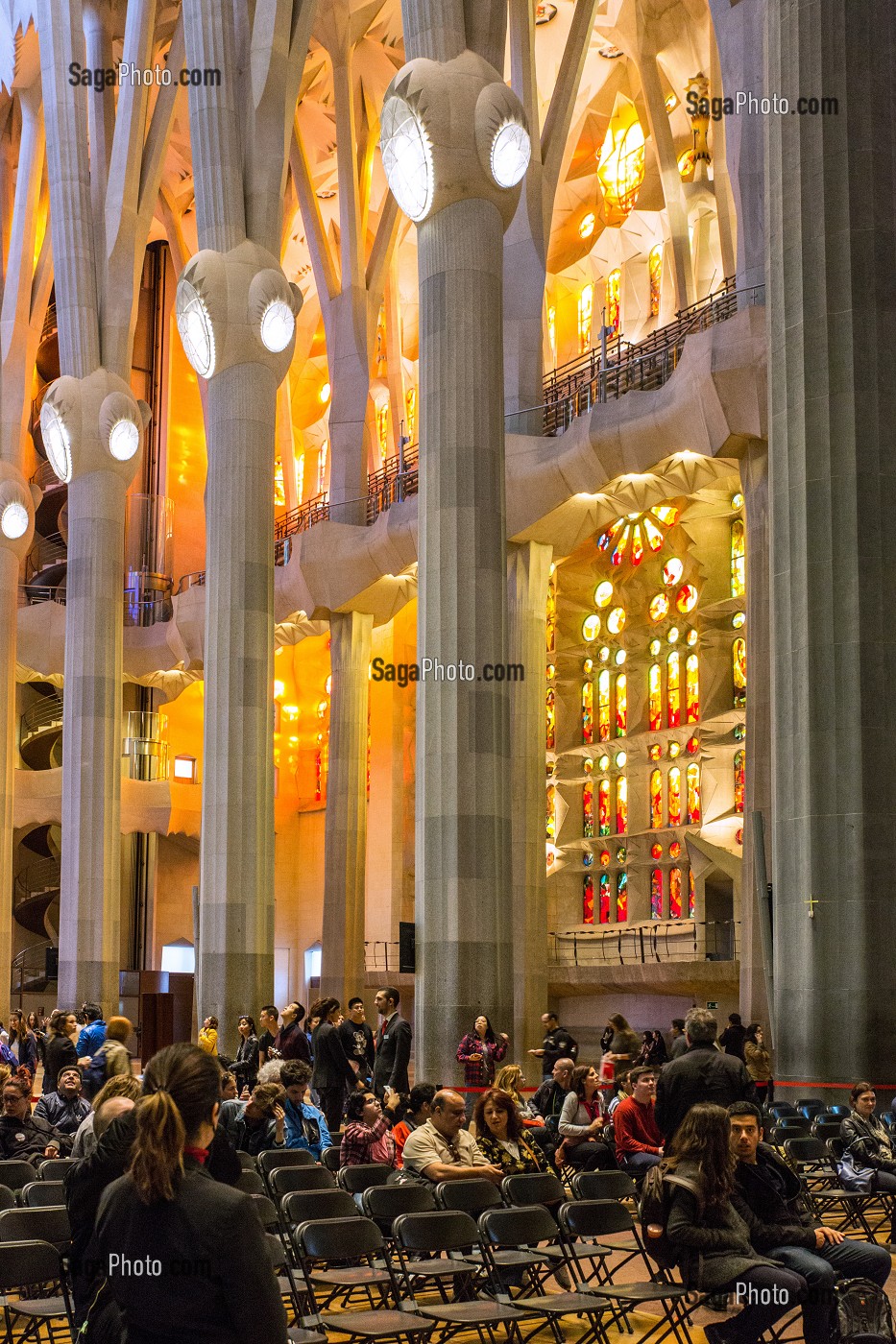 VISITEURS AU COEUR DE LA NEF CENTRALE, BASILIQUE LA SAGRADA FAMILIA, TEMPLE EXPIATORI, BARCELONE, CATALOGNE, ESPAGNE 