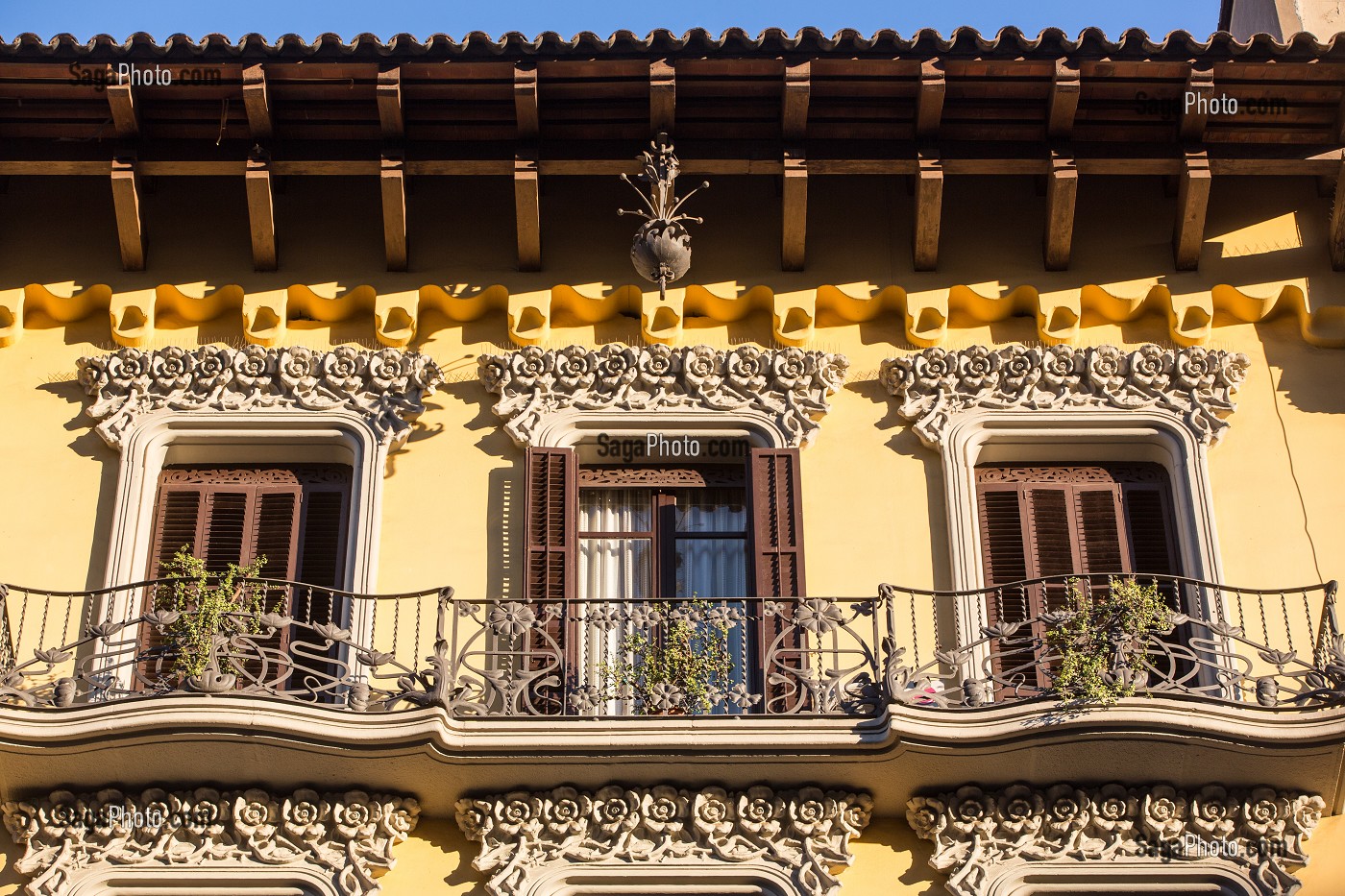 FACADE ET BALCON ART DECO DU QUARTIER DE LA SAGRADA FAMILIA, BARCELONE, CATALOGNE, ESPAGNE 