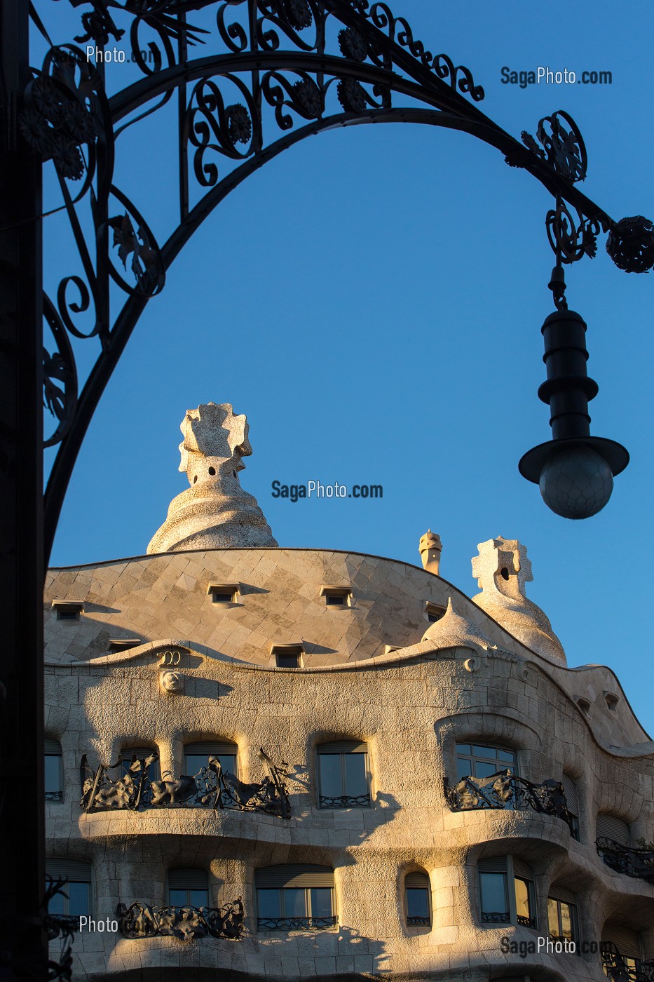 FACADE DE LA CASA MILA DE L'ARCHITECTE ANTONIO GAUDI, PASSEIG DE GRACIA, BARCELONE, CATALOGNE, ESPAGNE 