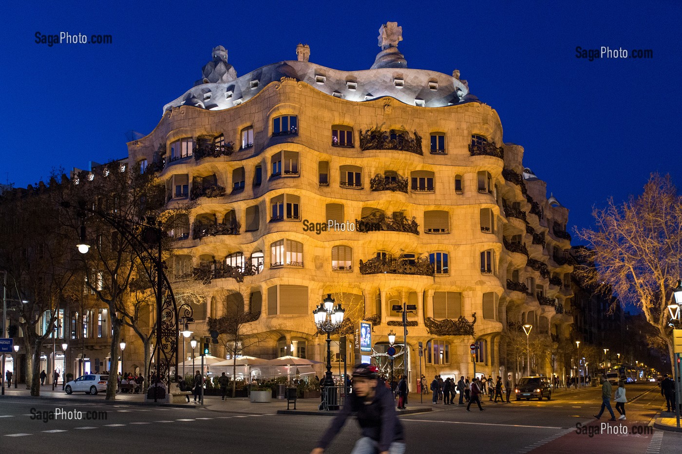 FACADE DE NUIT, CASA MILA DE L'ARCHITECTE ANTONIO GAUDI, PASSEIG DE GRACIA, BARCELONE, CATALOGNE, ESPAGNE 