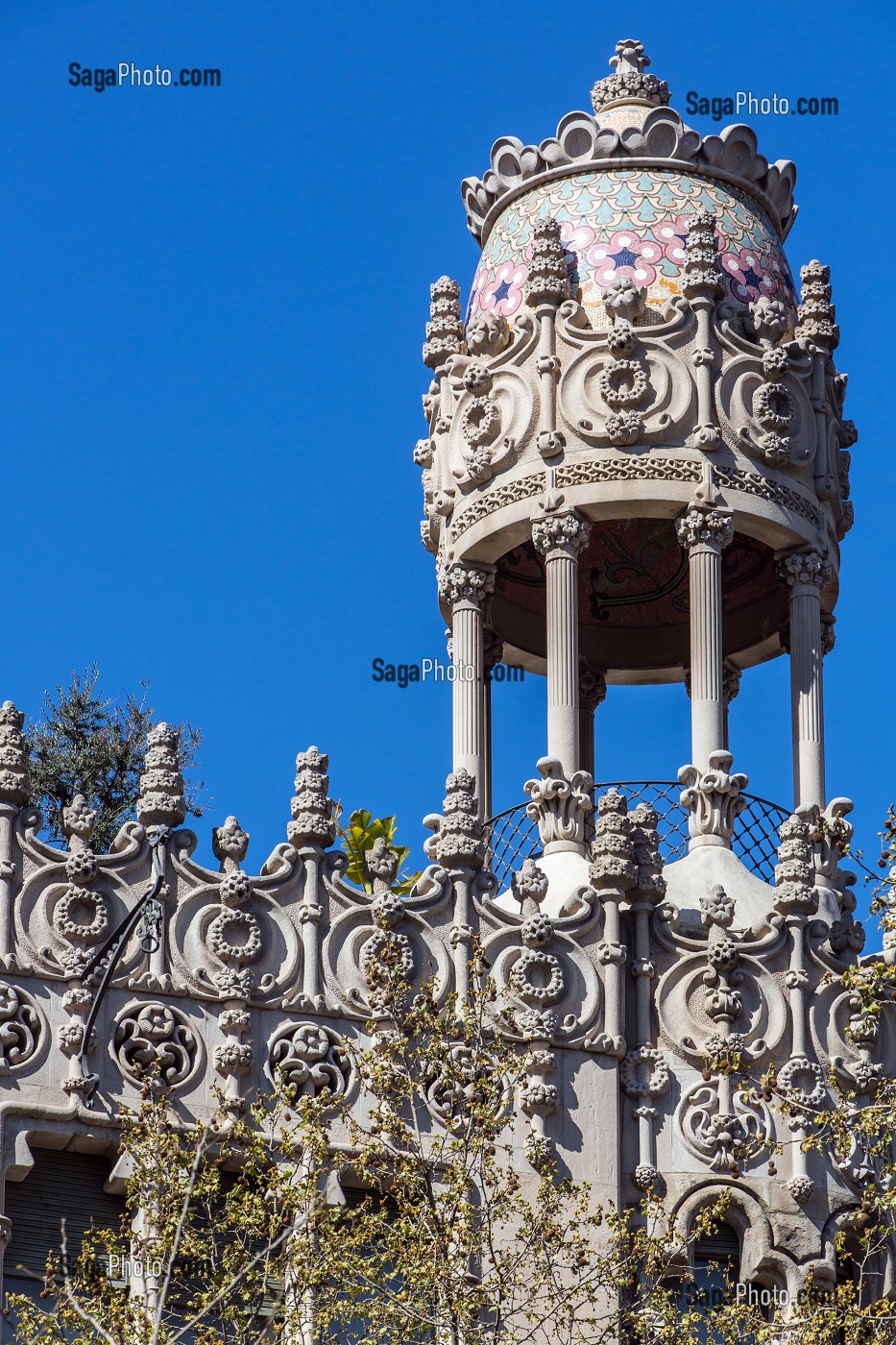 CITERNE D'EAU SUR LE TOIT DE LA CASA LLEO I MOREIRA, PASSEIG DE GRACIA, BARCELONE, CATALOGNE, ESPAGNE 