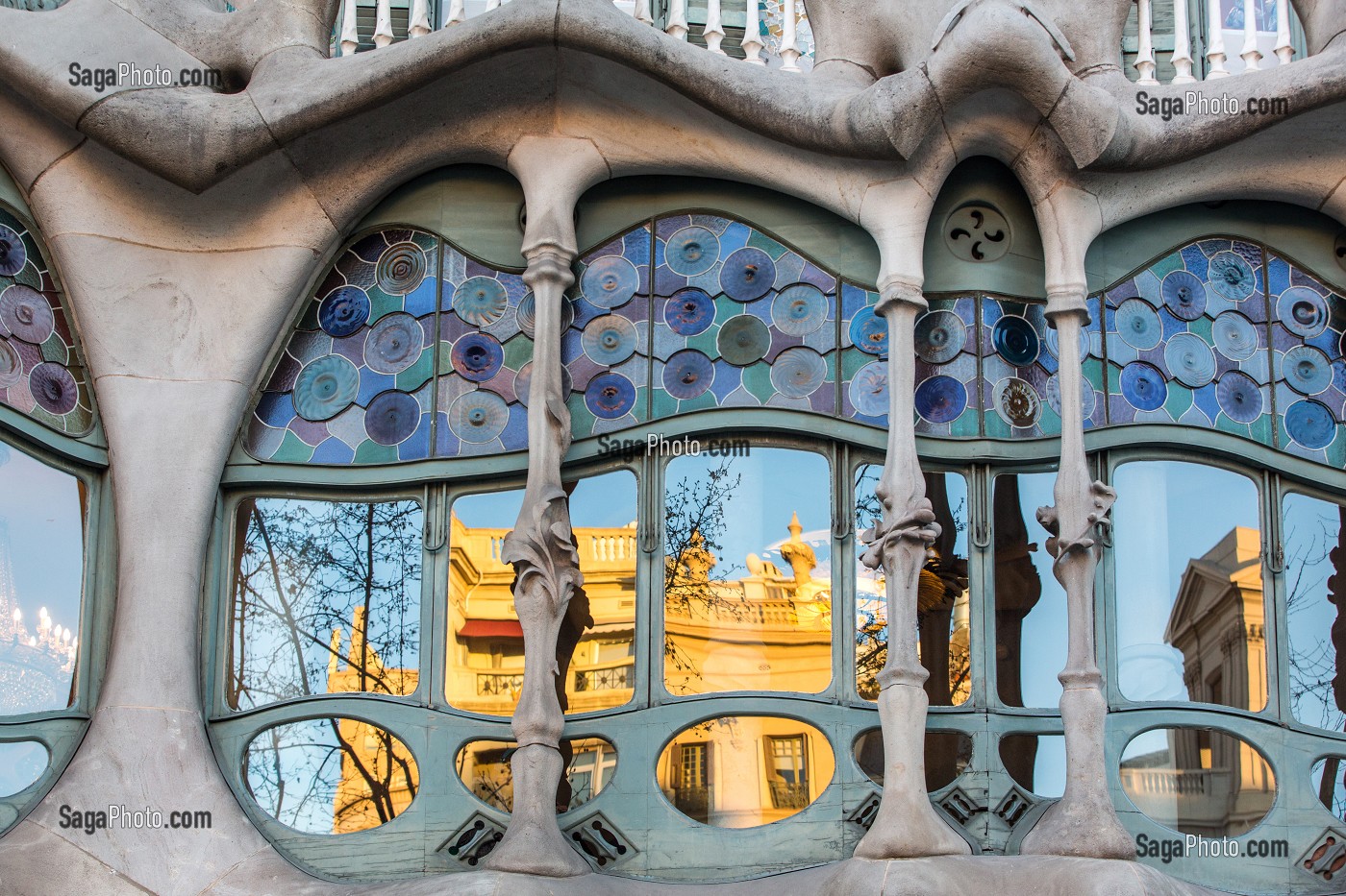 FENETRE DE LA CASA BATLLO DE L'ARCHITECTE ANTONIO GAUDI, PASSEIG DE GRACIA, BARCELONE, CATALOGNE, ESPAGNE 