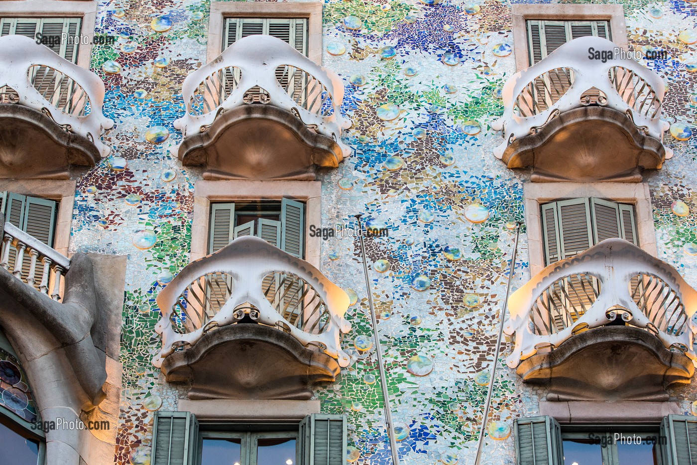 BALCONS DE MOSAIQUES AUX NYMPHEAS, CASA BATLLO DE L'ARCHITECTE ANTONIO GAUDI, PASSEIG DE GRACIA, BARCELONE, CATALOGNE, ESPAGNE 