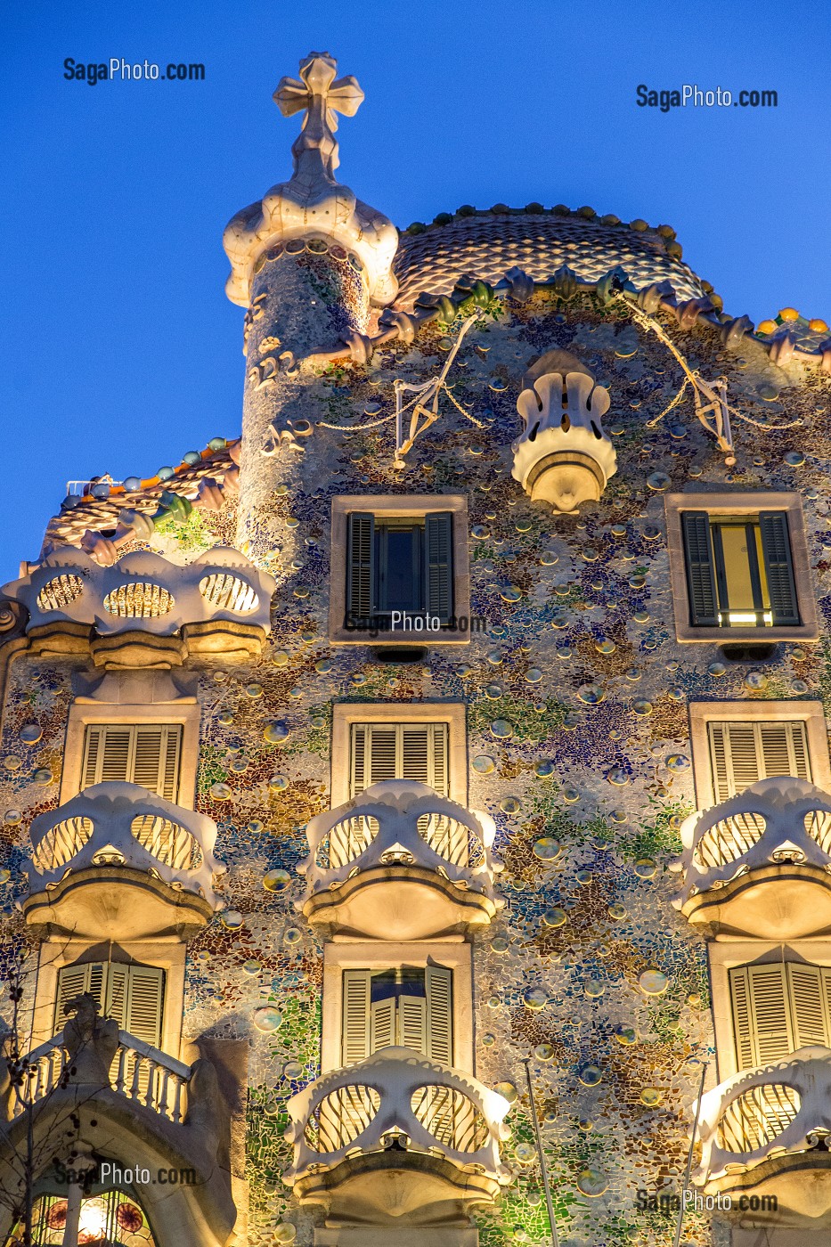 FACADE DE NUIT ET BALCONS DE MOSAIQUE AUX NYMPHEAS, CASA BATLLO DE L'ARCHITECTE ANTONIO GAUDI, PASSEIG DE GRACIA, BARCELONE, CATALOGNE, ESPAGNE 