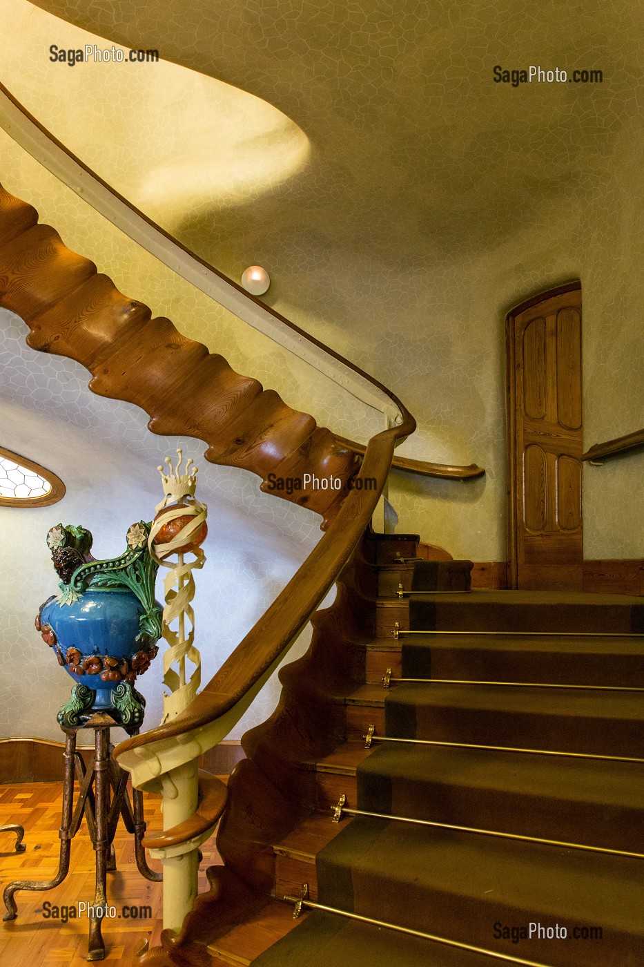 ESCALIER PRINCIPAL DE L'ENTREE DE LA CASA BATLLO DE L'ARCHITECTE ANTONIO GAUDI, PASSEIG DE GRACIA, BARCELONE, CATALOGNE, ESPAGNE 