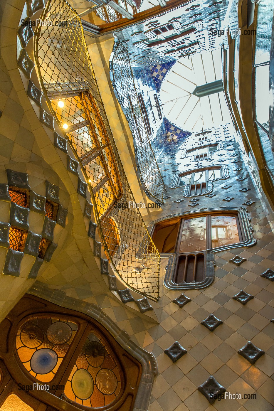 PUIT DE LUMIERE AUX MOSAIQUES INTERIEURES, CASA BATLLO DE L'ARCHITECTE ANTONIO GAUDI, PASSEIG DE GRACIA, BARCELONE, CATALOGNE, ESPAGNE 