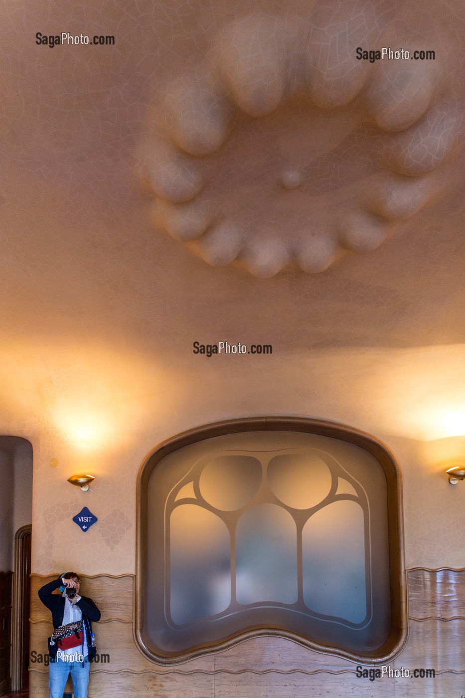 COURONNE DU FAUX PLAFOND EN FORME DE GOUTTE D'EAU ET FENETRE INTERIEURE, CASA BATLLO DE L'ARCHITECTE ANTONIO GAUDI, PASSEIG DE GRACIA, BARCELONE, CATALOGNE, ESPAGNE 