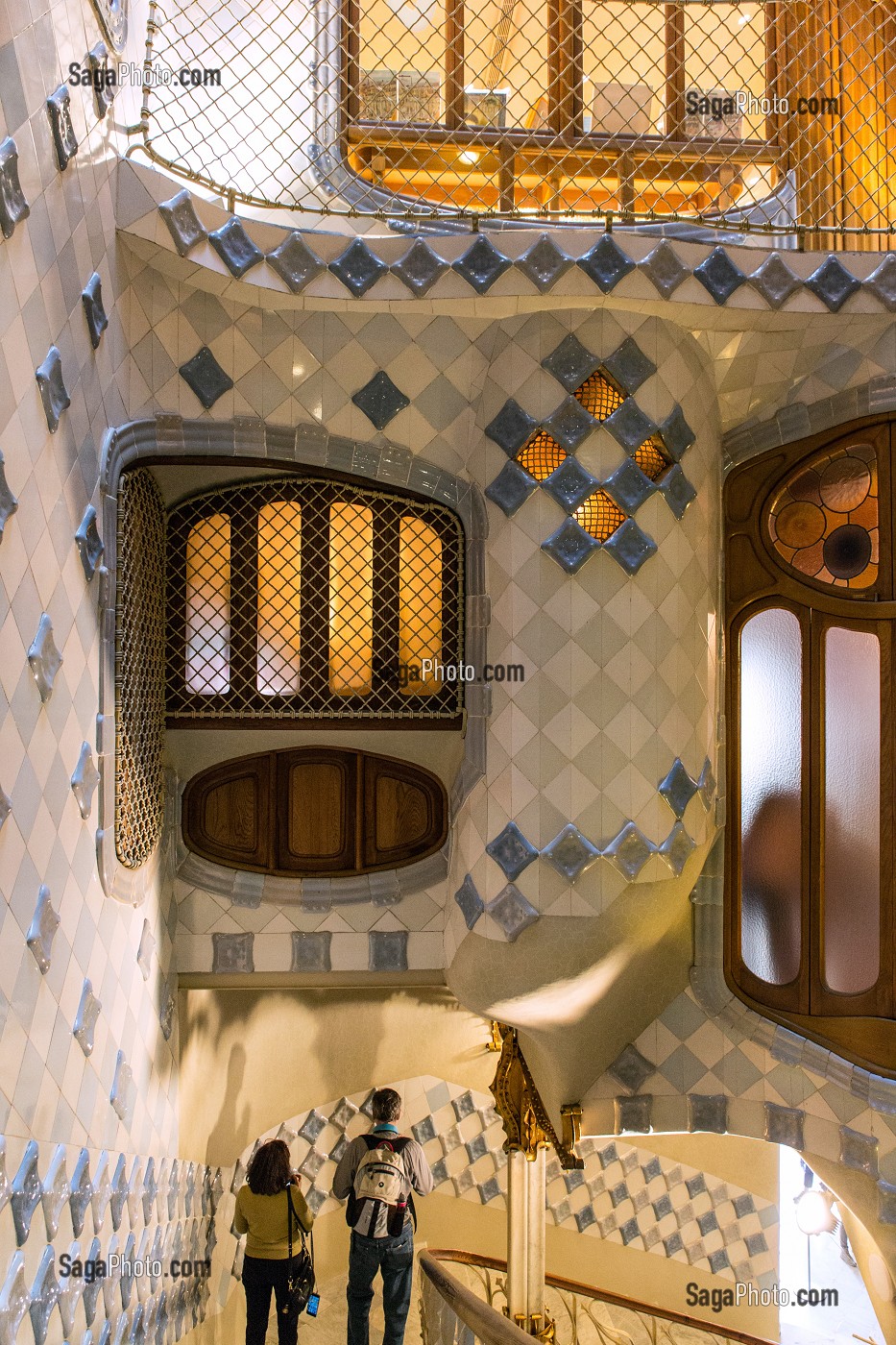 PUITS DE LUMIERE AUX MOSAIQUES INTERIEURES, CASA BATLLO DE L'ARCHITECTE ANTONIO GAUDI, PASSEIG DE GRACIA, BARCELONE, CATALOGNE, ESPAGNE 