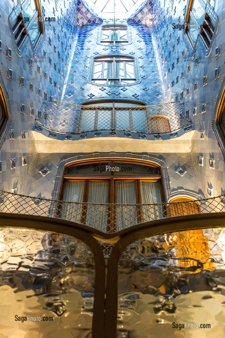 PUITS DE LUMIERE, FENETRES ET MOSAIQUES DE COULEUR BLEUE, CASA BATLLO DE L'ARCHITECTE ANTONIO GAUDI, PASSEIG DE GRACIA, BARCELONE, CATALOGNE, ESPAGNE 