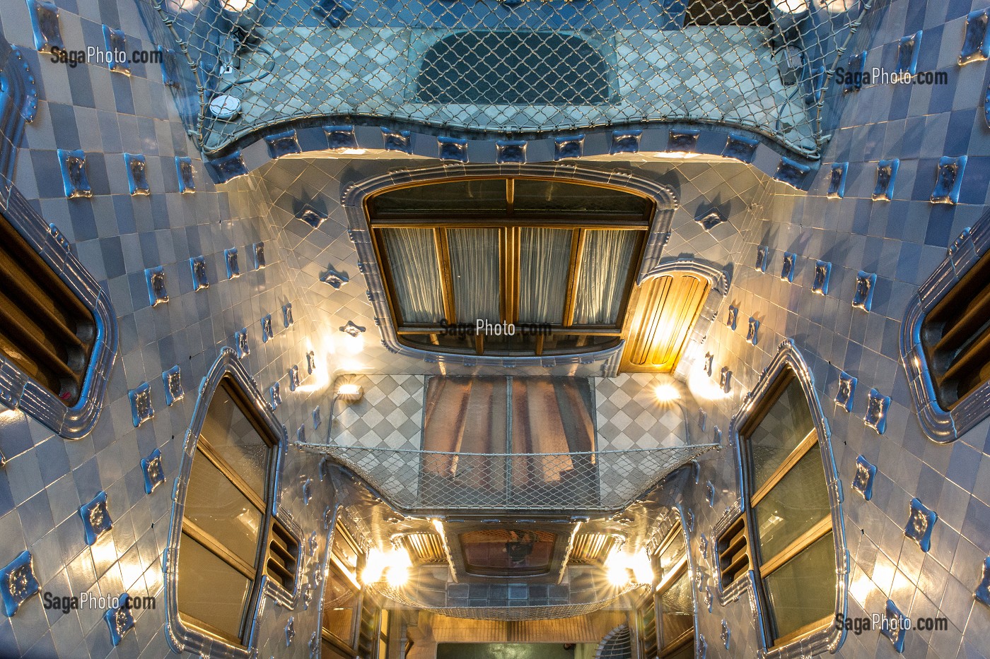 PUITS DE LUMIERE, FENETRES ET MOSAIQUES DE COULEUR BLEUE, CASA BATLLO DE L'ARCHITECTE ANTONIO GAUDI, PASSEIG DE GRACIA, BARCELONE, CATALOGNE, ESPAGNE 