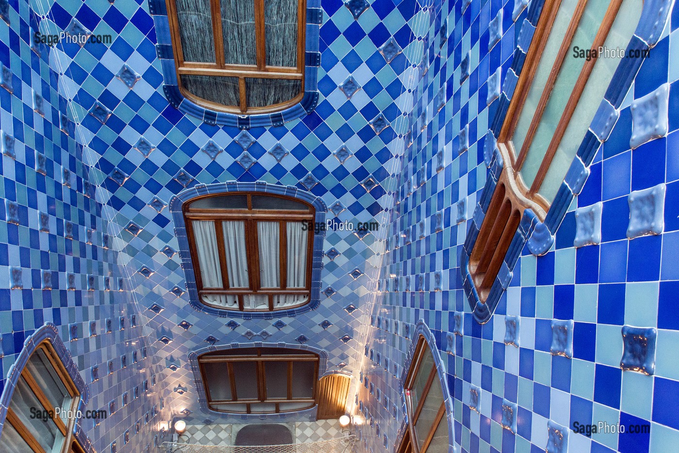 FENETRES ET PUITS DE LUMIERE AUX MOSAIQUES DE COULEUR BLEUE, CASA BATLLO DE L'ARCHITECTE ANTONIO GAUDI, PASSEIG DE GRACIA, BARCELONE, CATALOGNE, ESPAGNE 