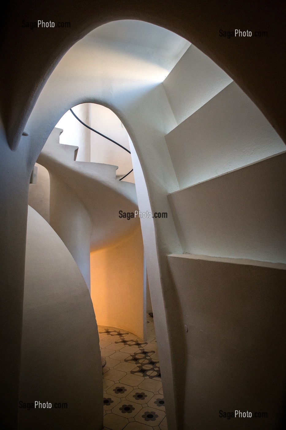 COULOIR D'ARCS CATENAIRES ET ESCALIER MENANT AUX COMBLES, CASA BATLLO DE L'ARCHITECTE ANTONIO GAUDI, PASSEIG DE GRACIA, BARCELONE, CATALOGNE, ESPAGNE 