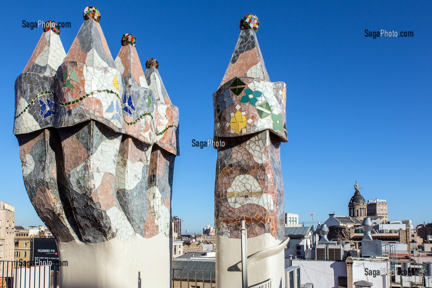 GROUPES DE CHEMINEES EN FORME D'ECHINE DE DRAGONS SUR LES TOITS, CASA BATLLO DE L'ARCHITECTE ANTONIO GAUDI, PASSEIG DE GRACIA, BARCELONE, CATALOGNE, ESPAGNE 