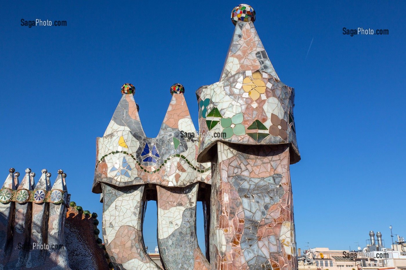 GROUPES DE CHEMINEES EN FORME D'ECHINE DE DRAGONS SUR LES TOITS, CASA BATLLO DE L'ARCHITECTE ANTONIO GAUDI, PASSEIG DE GRACIA, BARCELONE, CATALOGNE, ESPAGNE 